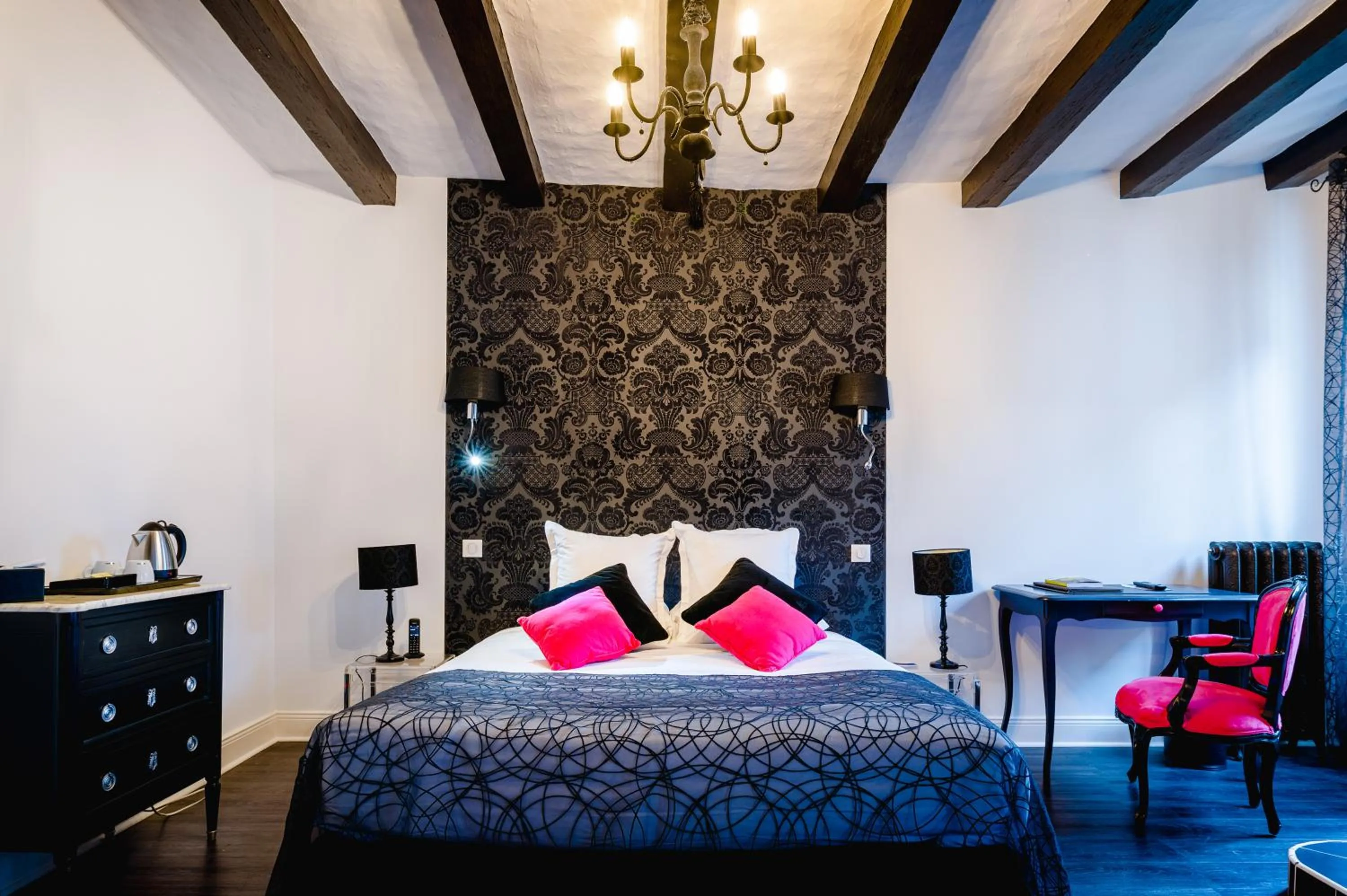 Photo of the whole room, Bed in Logis Hotel Restaurant Le Cheval Blanc