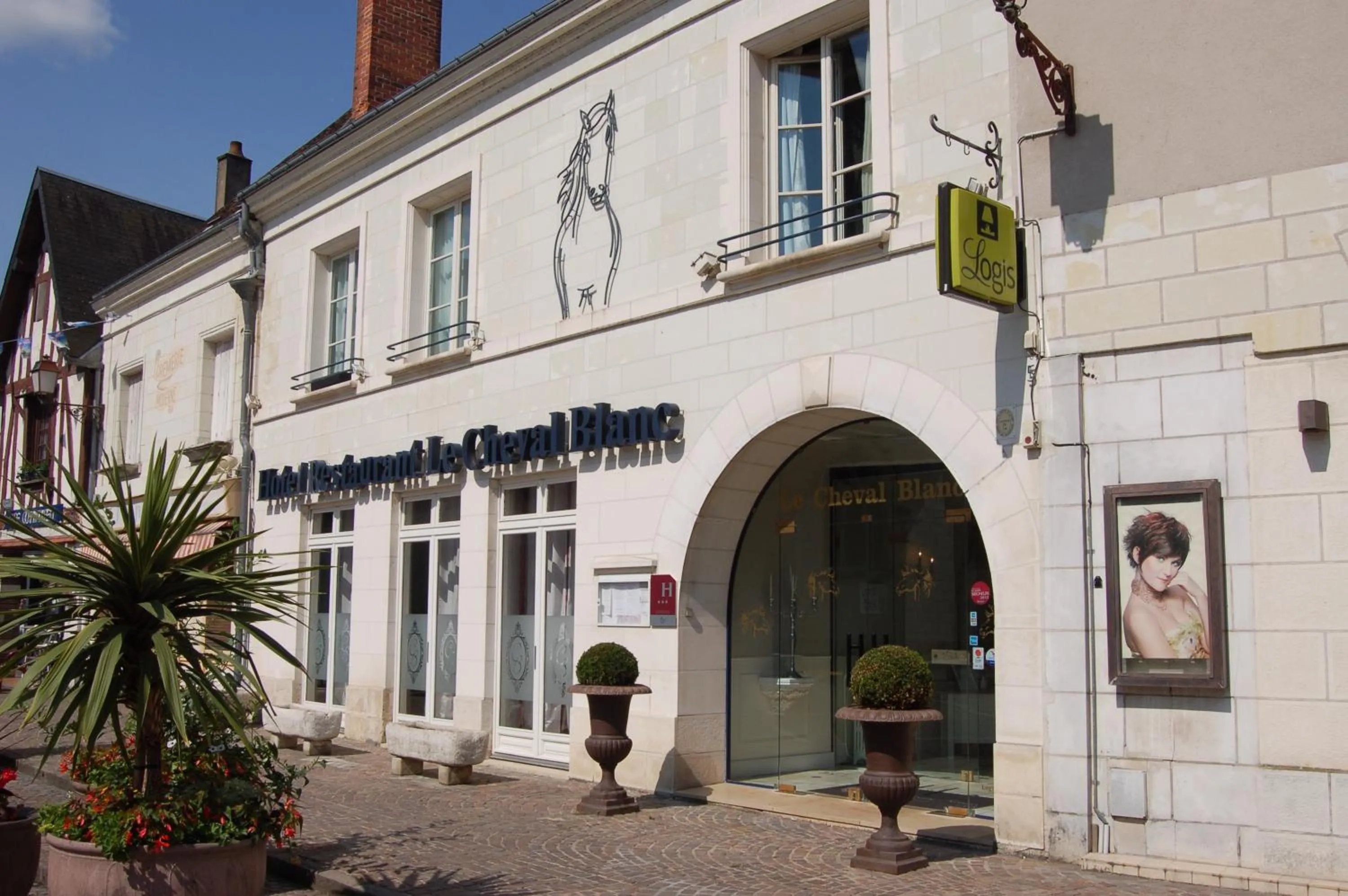 Facade/entrance in Logis Hotel Restaurant Le Cheval Blanc
