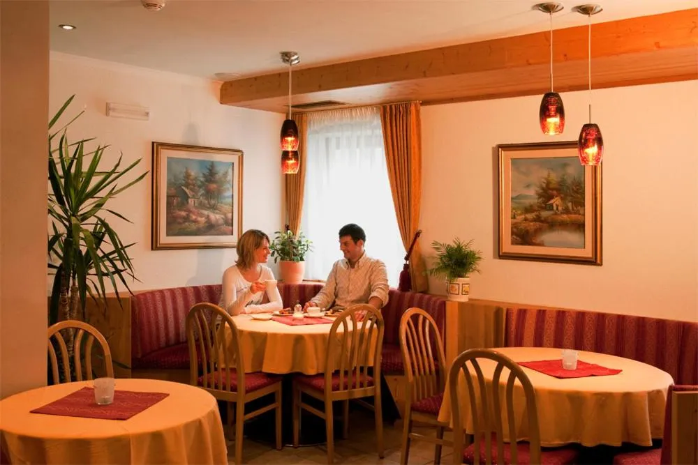 Restaurant/places to eat in Schmalzlhof Hotel & Apartments