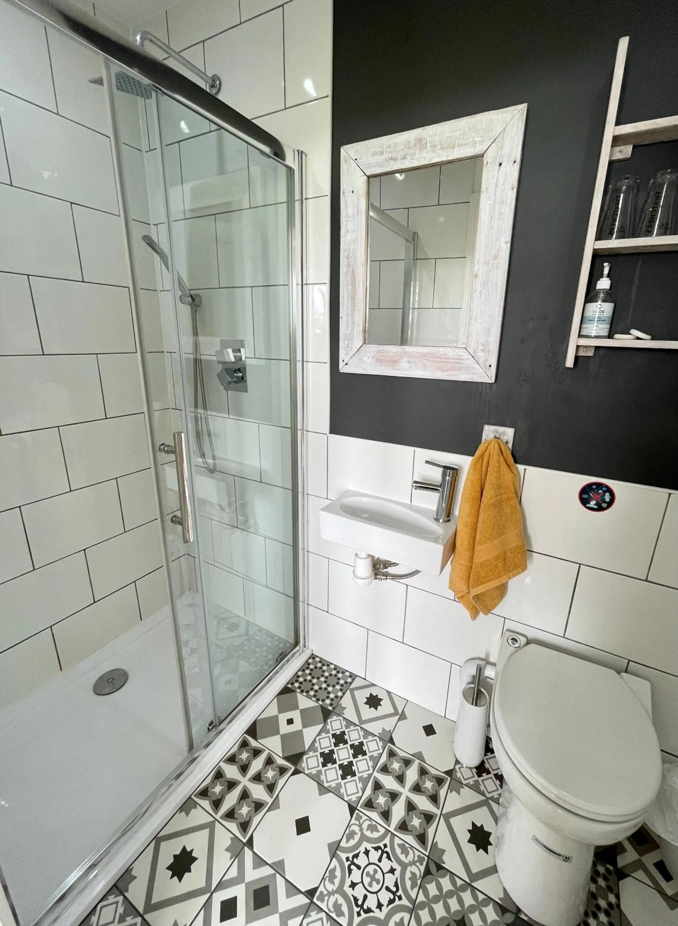 Shower in Breakers Guest House