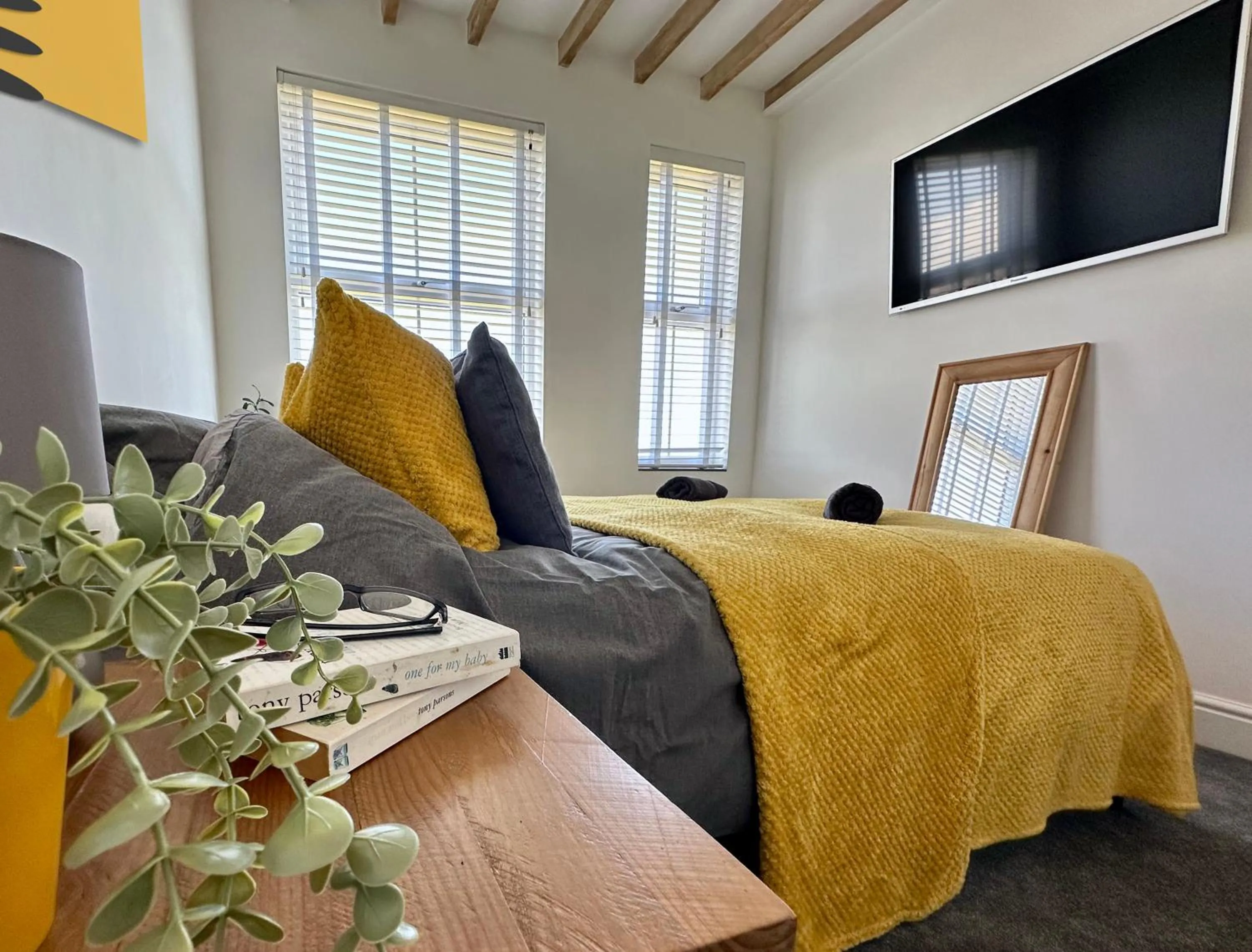 Bedroom, Bed in Breakers Guest House