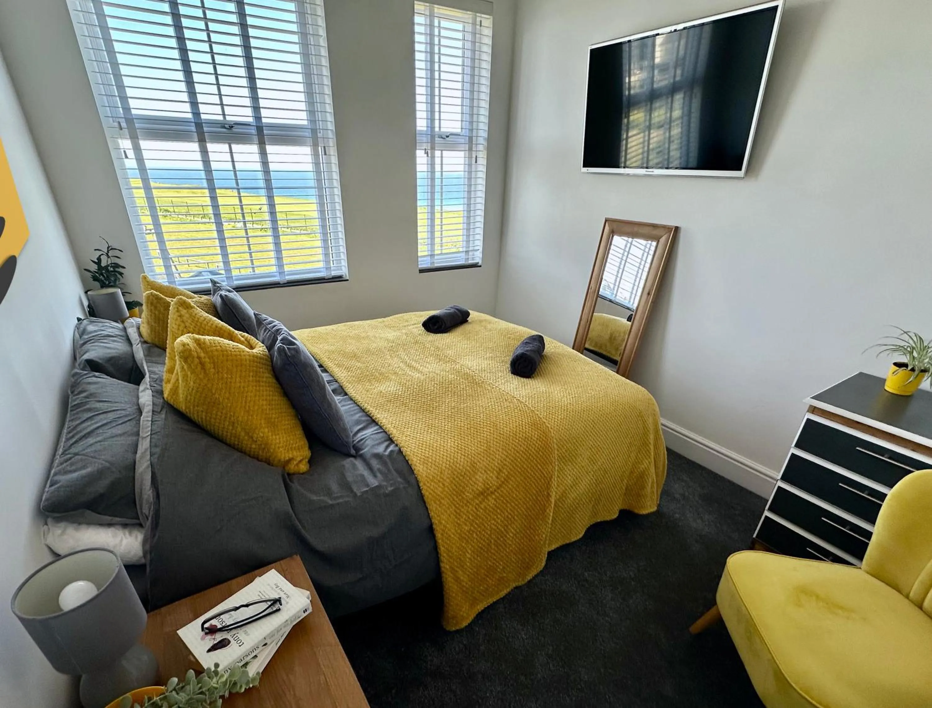 Bedroom, Bed in Breakers Guest House