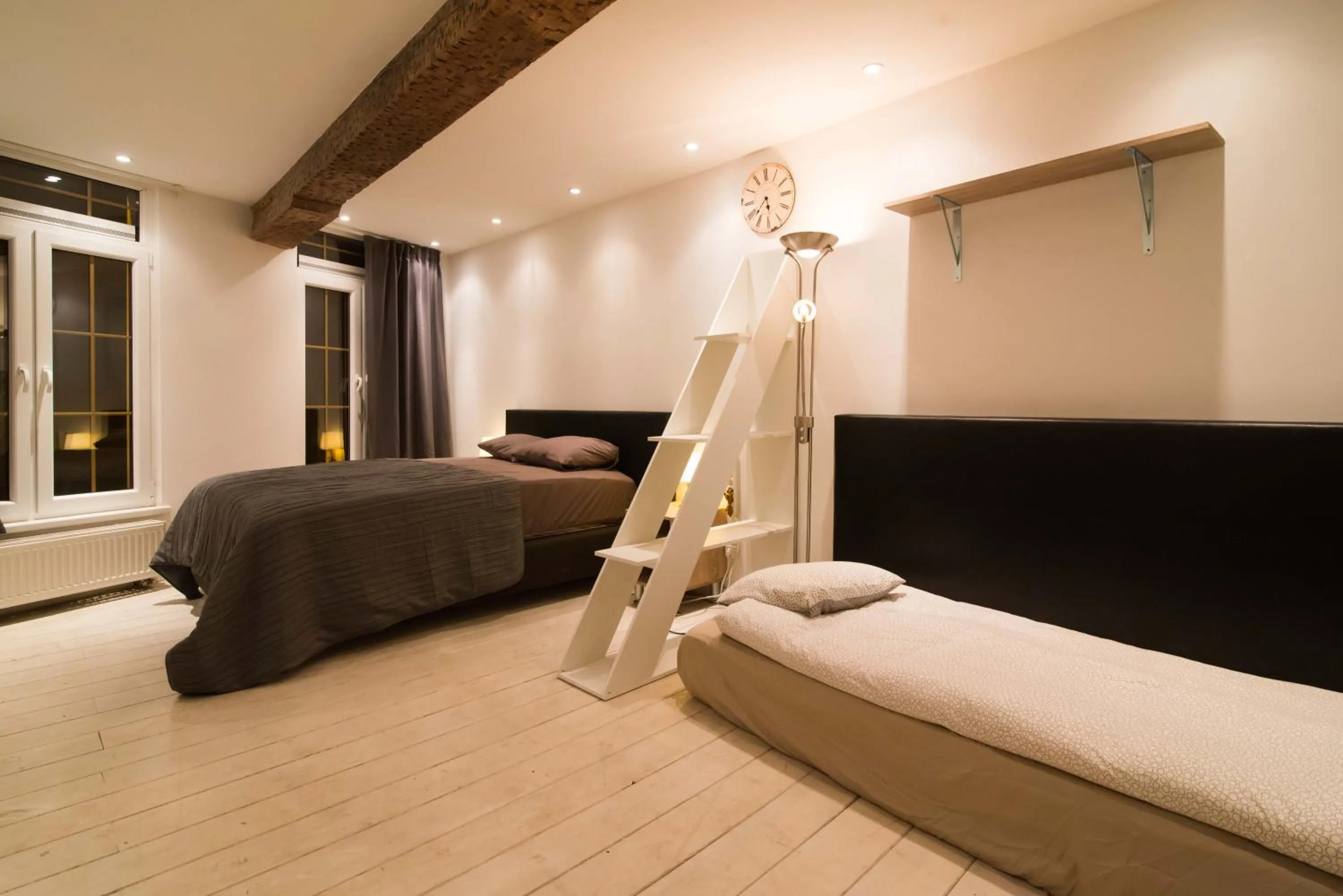 Bed in full 4 floors house at the center