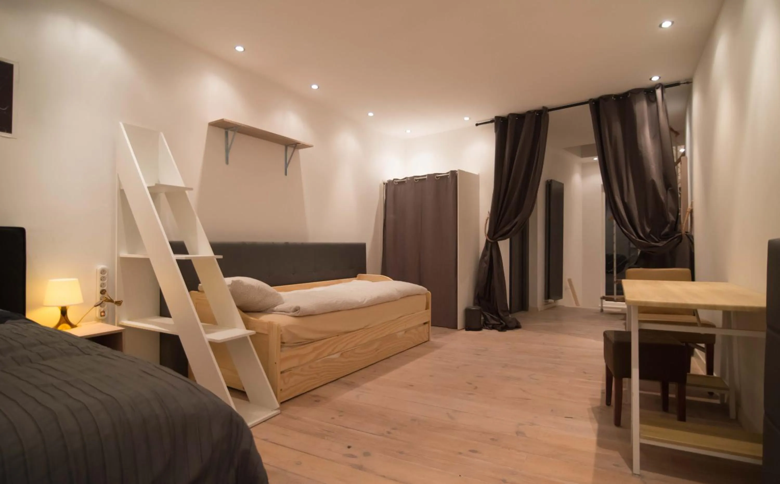 Bed in full 4 floors house at the center