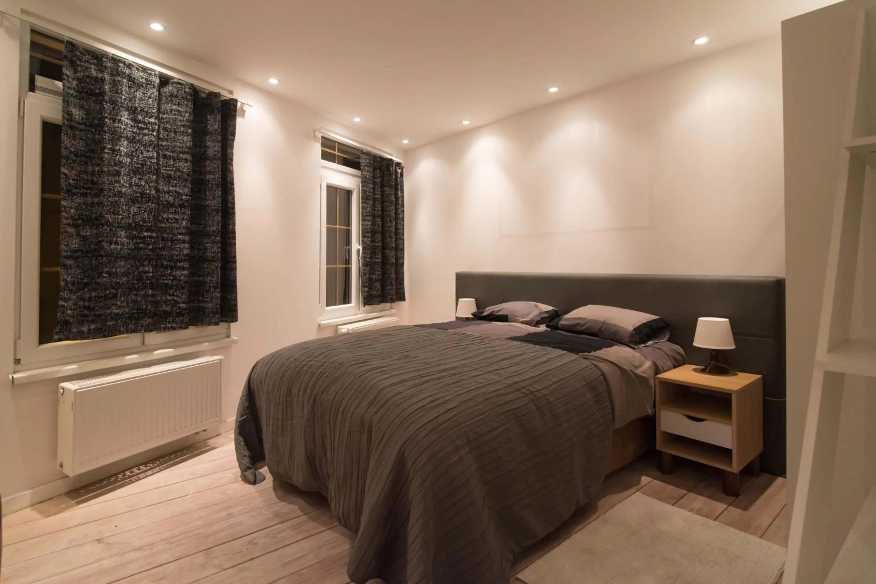Bed in full 4 floors house at the center