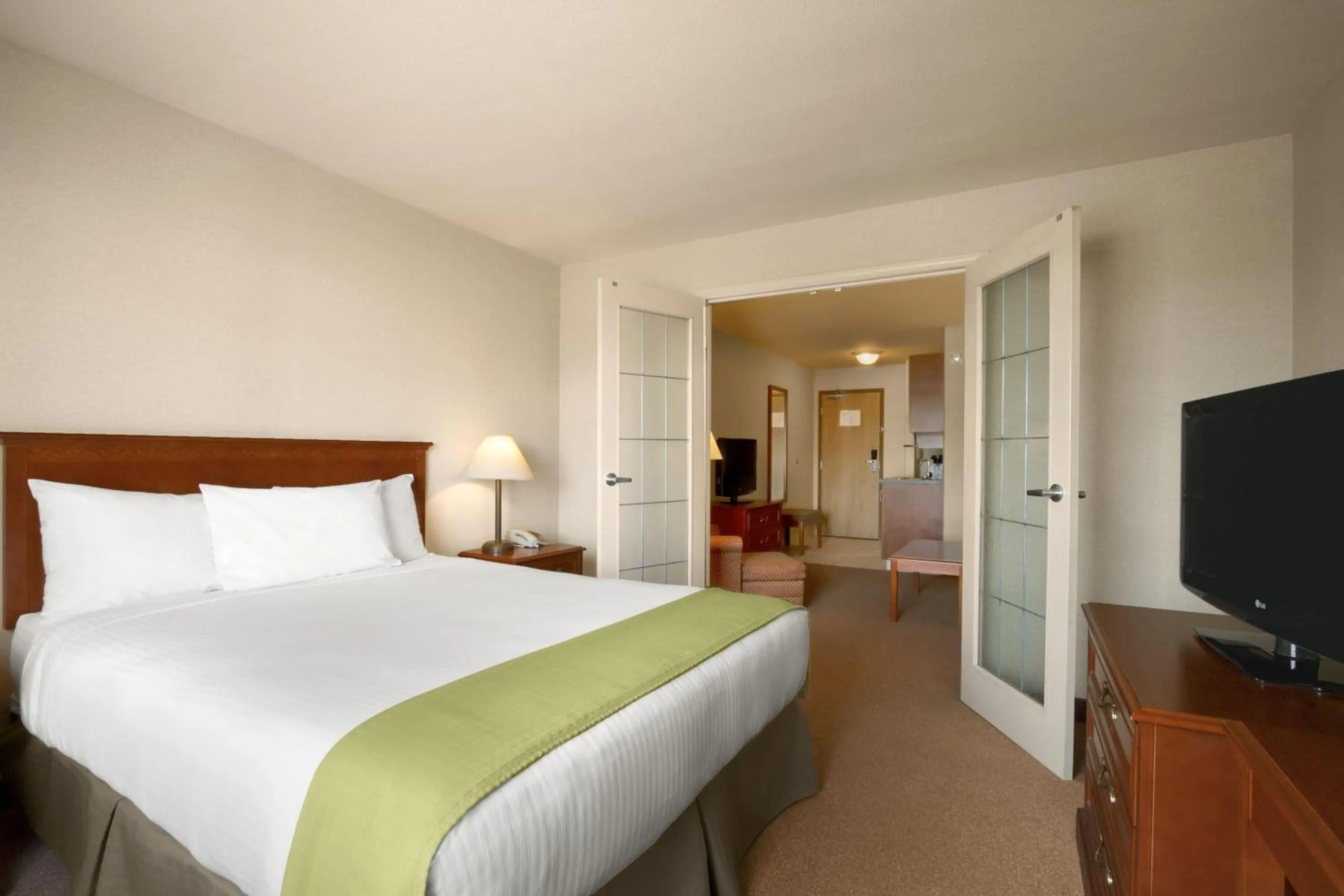 Photo of the whole room, Bed in Super 8 by Wyndham Fort St. John BC