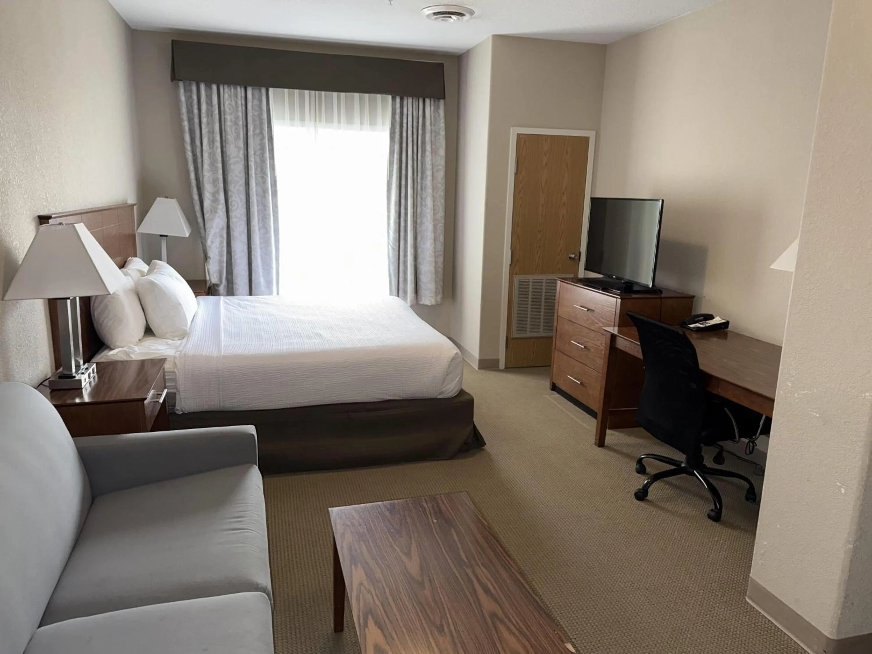 Photo of the whole room, Bed in Super 8 by Wyndham Fort St. John BC