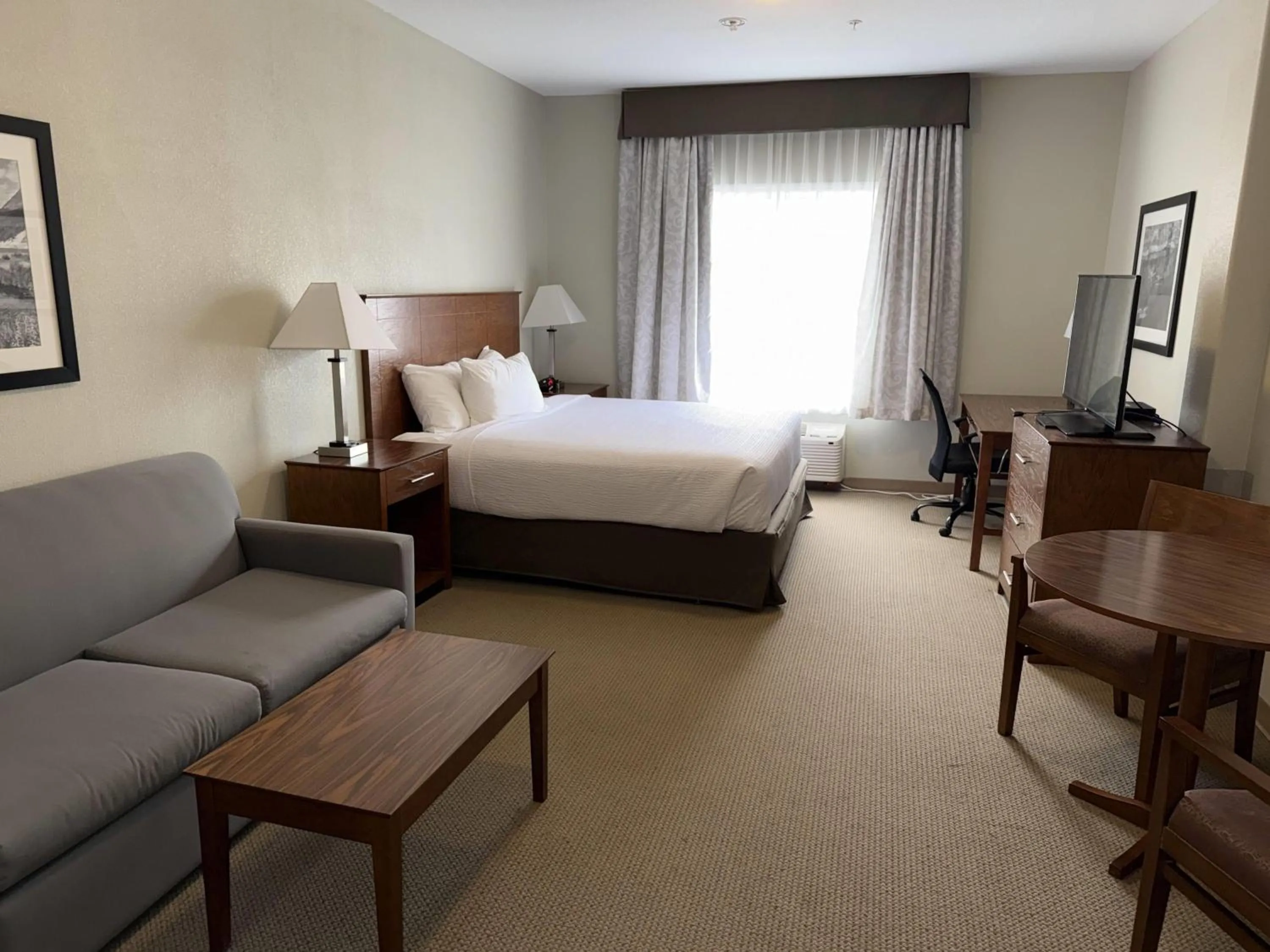 Photo of the whole room, Bed in Super 8 by Wyndham Fort St. John BC