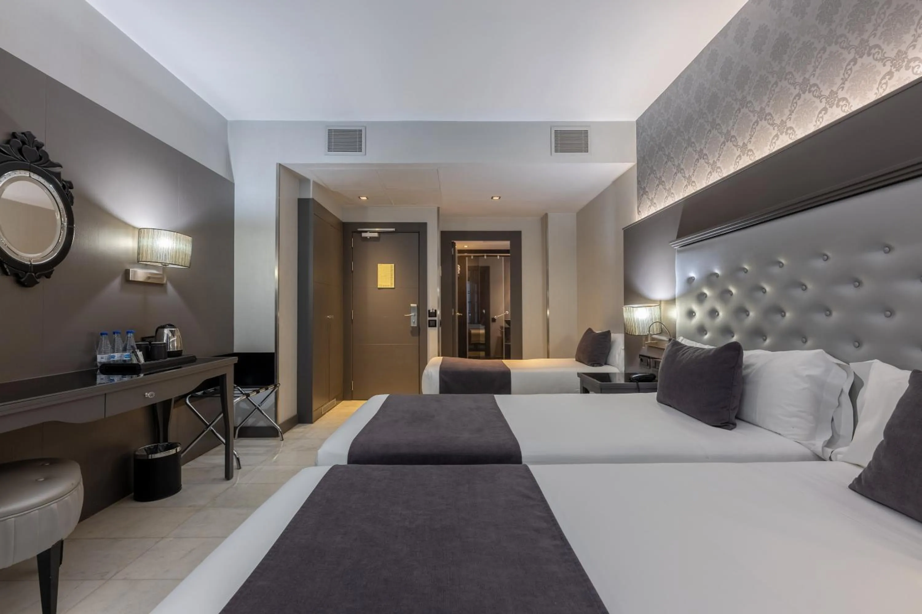 Bedroom, Bed in Hotel Ciutadella Barcelona