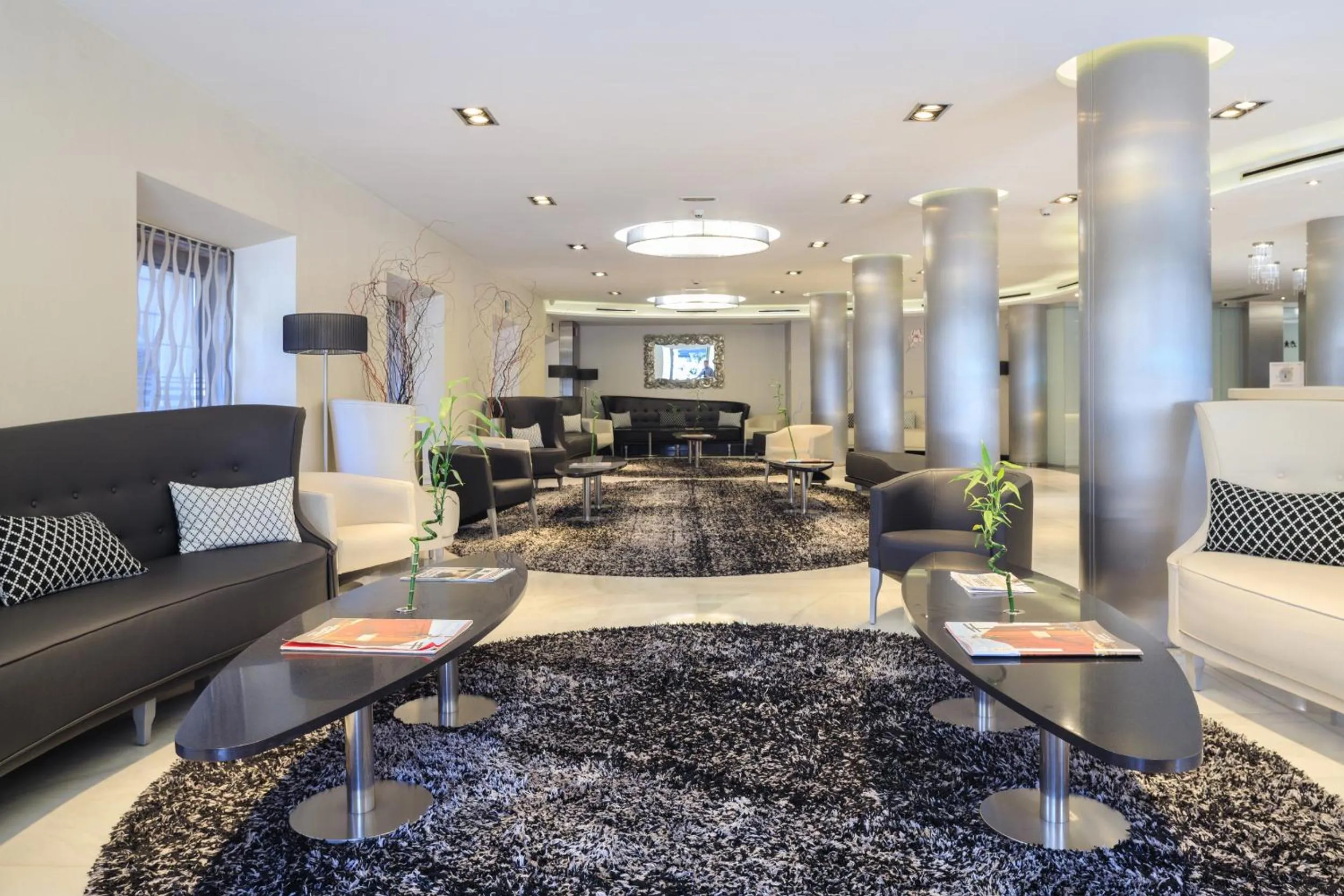 Communal lounge/ TV room in Hotel Ciutadella Barcelona