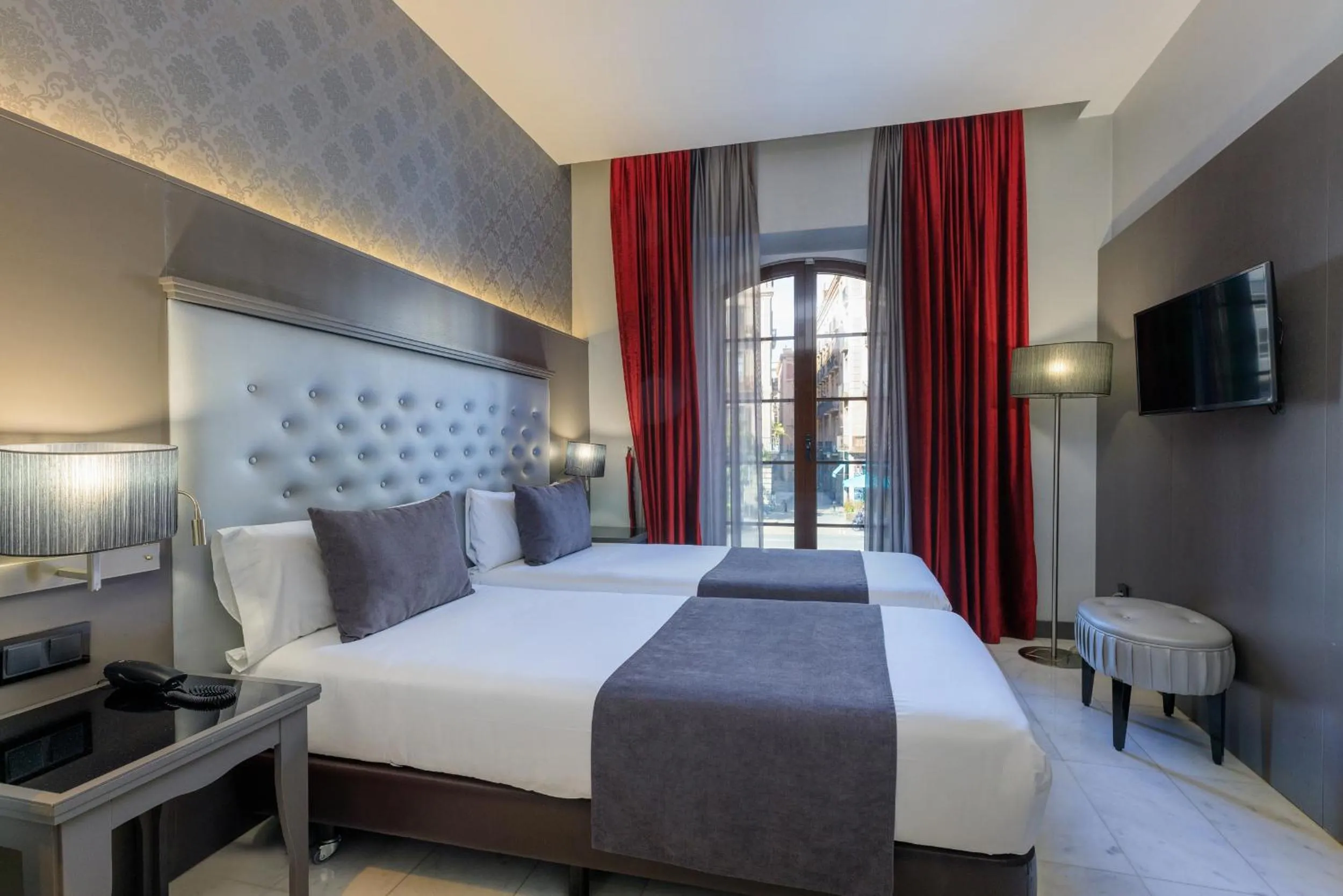 Photo of the whole room, Bed in Hotel Ciutadella Barcelona