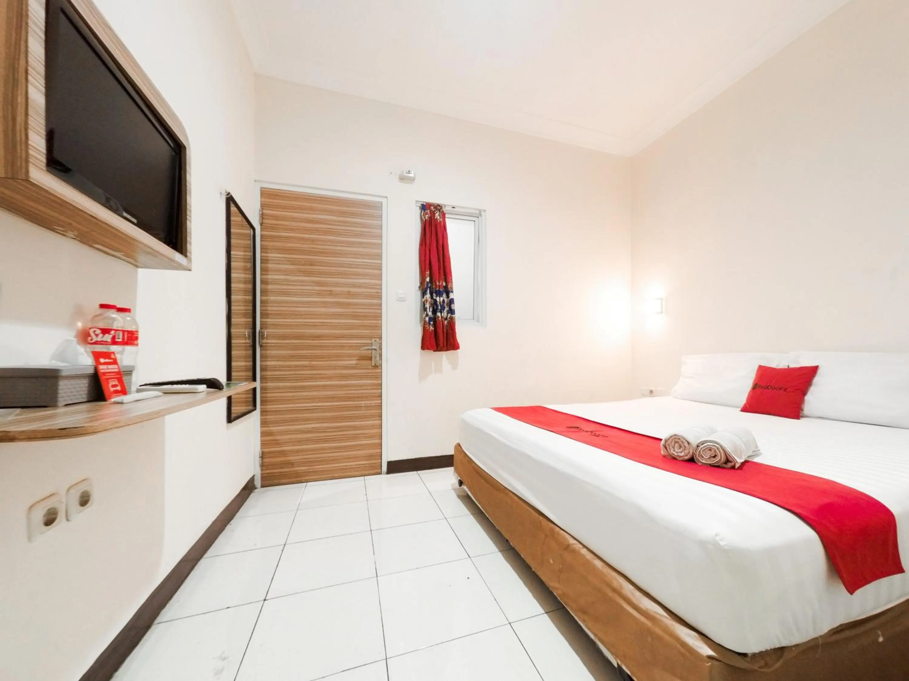 Bedroom, Bed in RedDoorz @ Pandu Raya Bogor