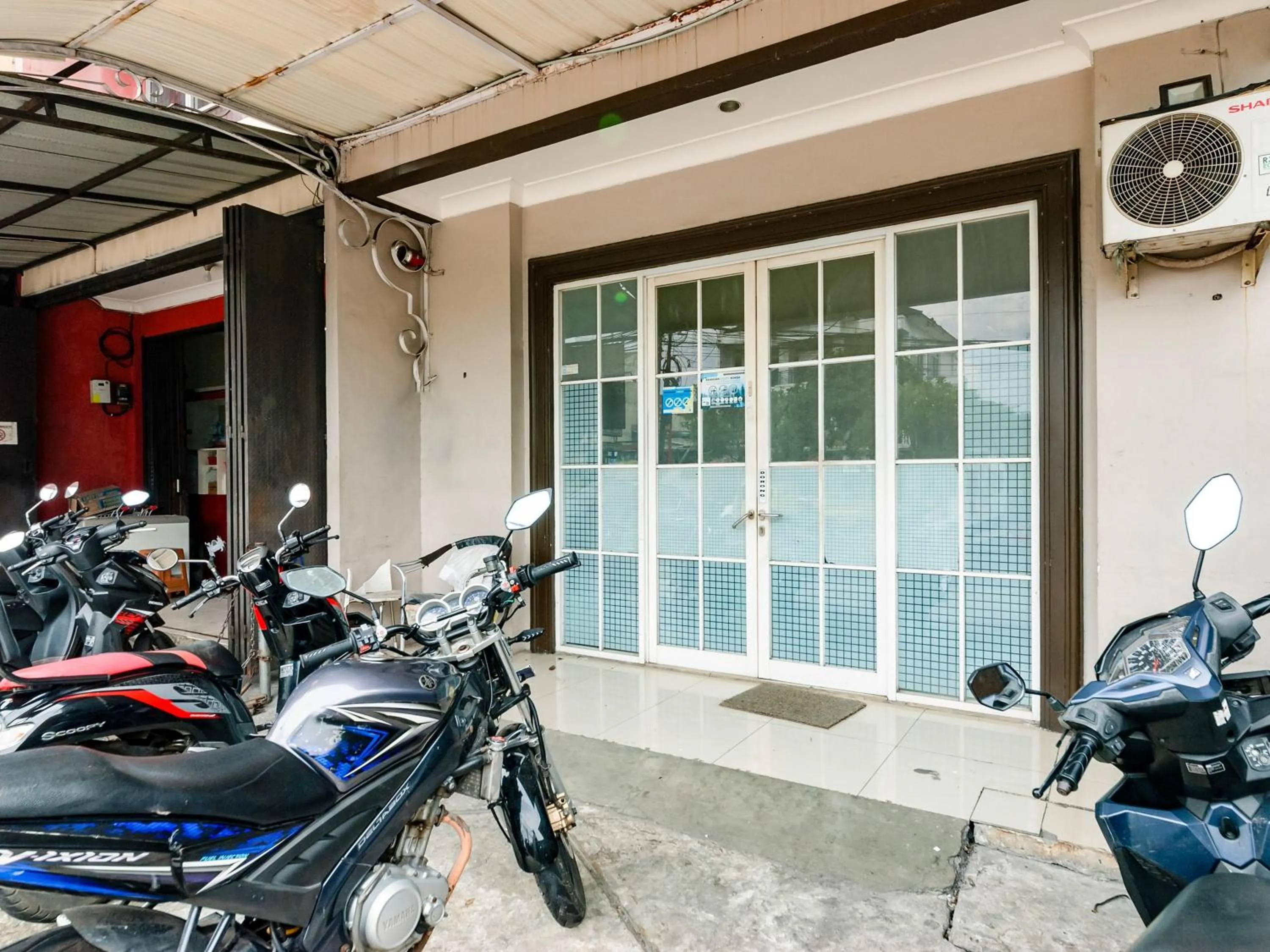 Parking in RedDoorz @ Pandu Raya Bogor