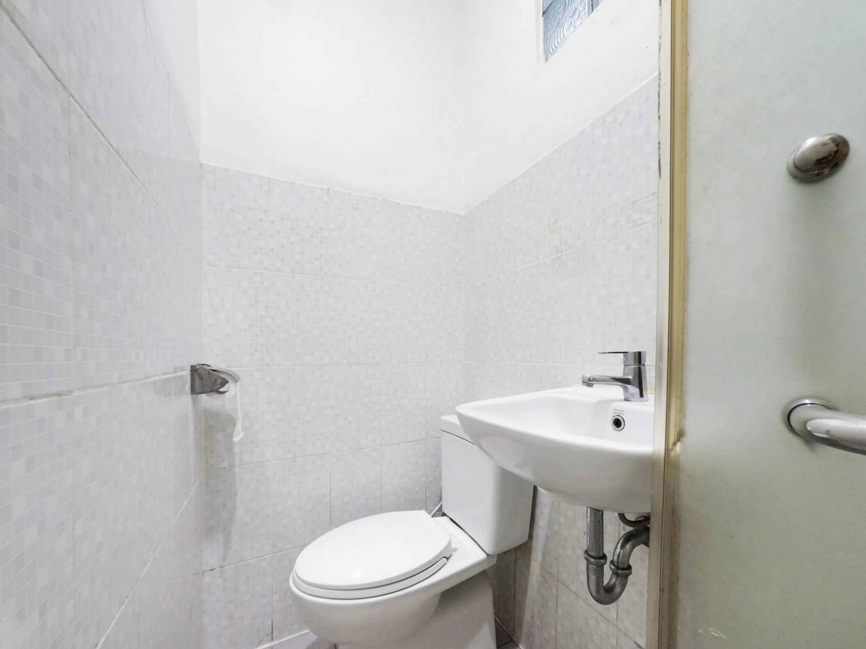 Bathroom in RedDoorz @ Pandu Raya Bogor