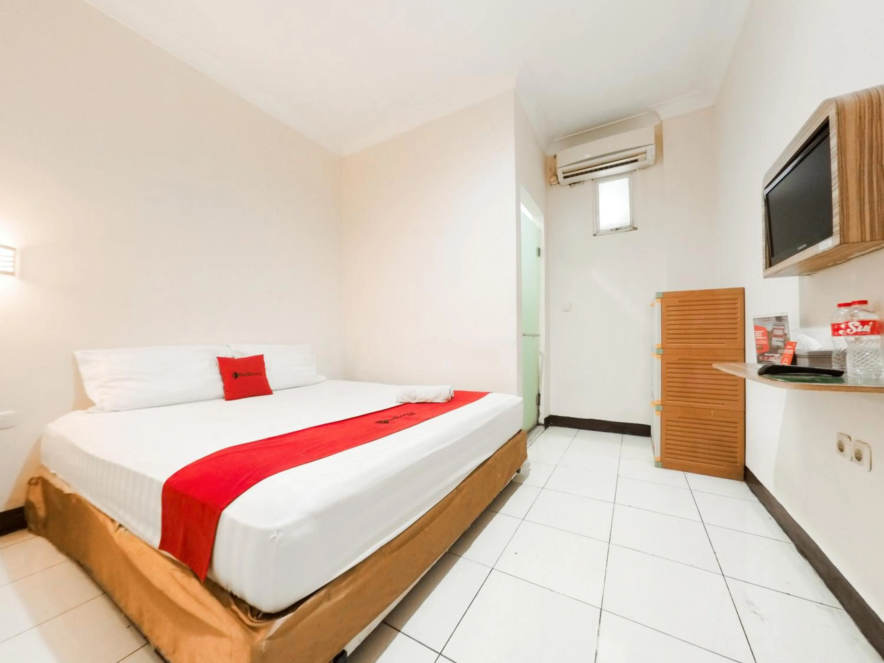 Bedroom, Bed in RedDoorz @ Pandu Raya Bogor
