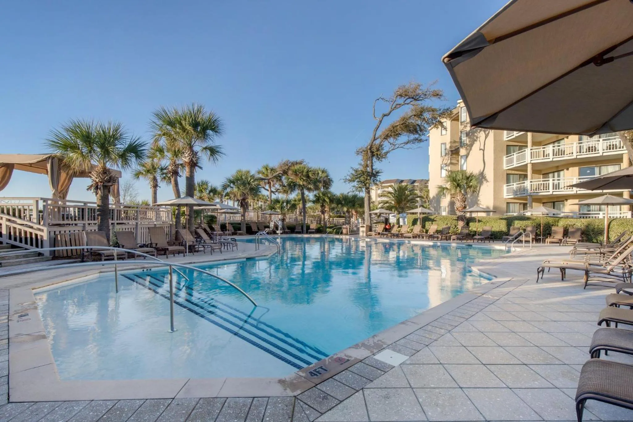Swimming pool in Omni Hilton Head Oceanfront Resort