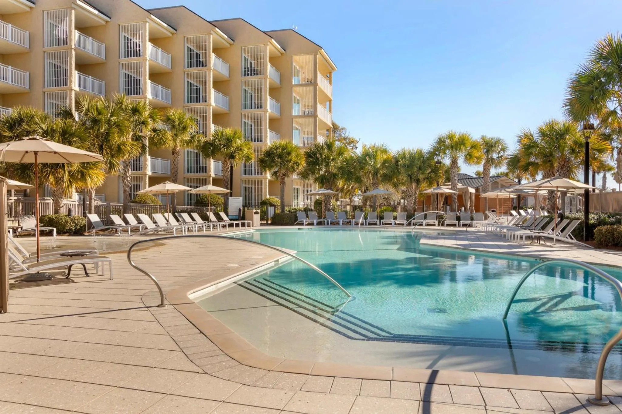 Swimming pool in Omni Hilton Head Oceanfront Resort