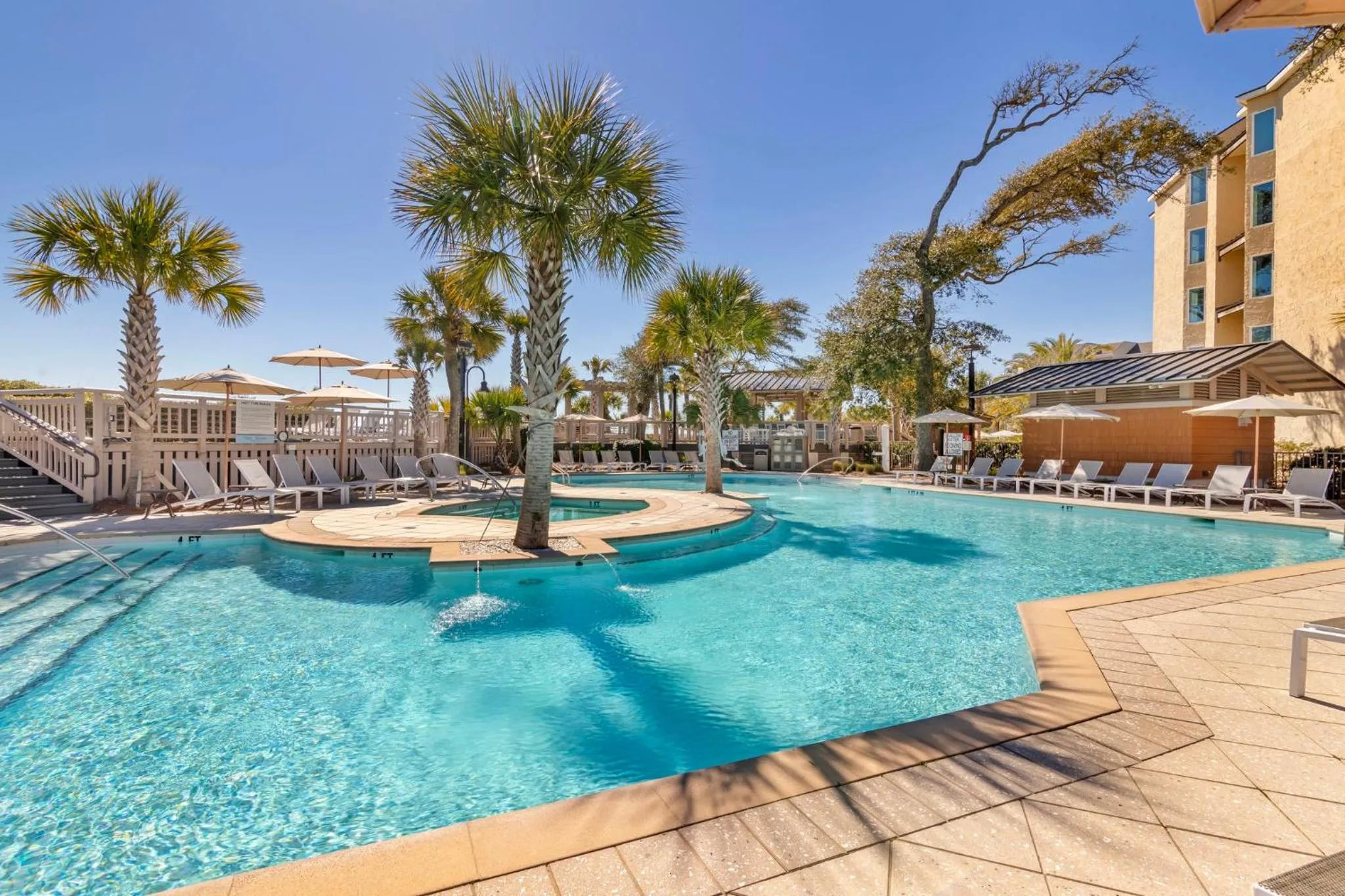 Swimming pool in Omni Hilton Head Oceanfront Resort