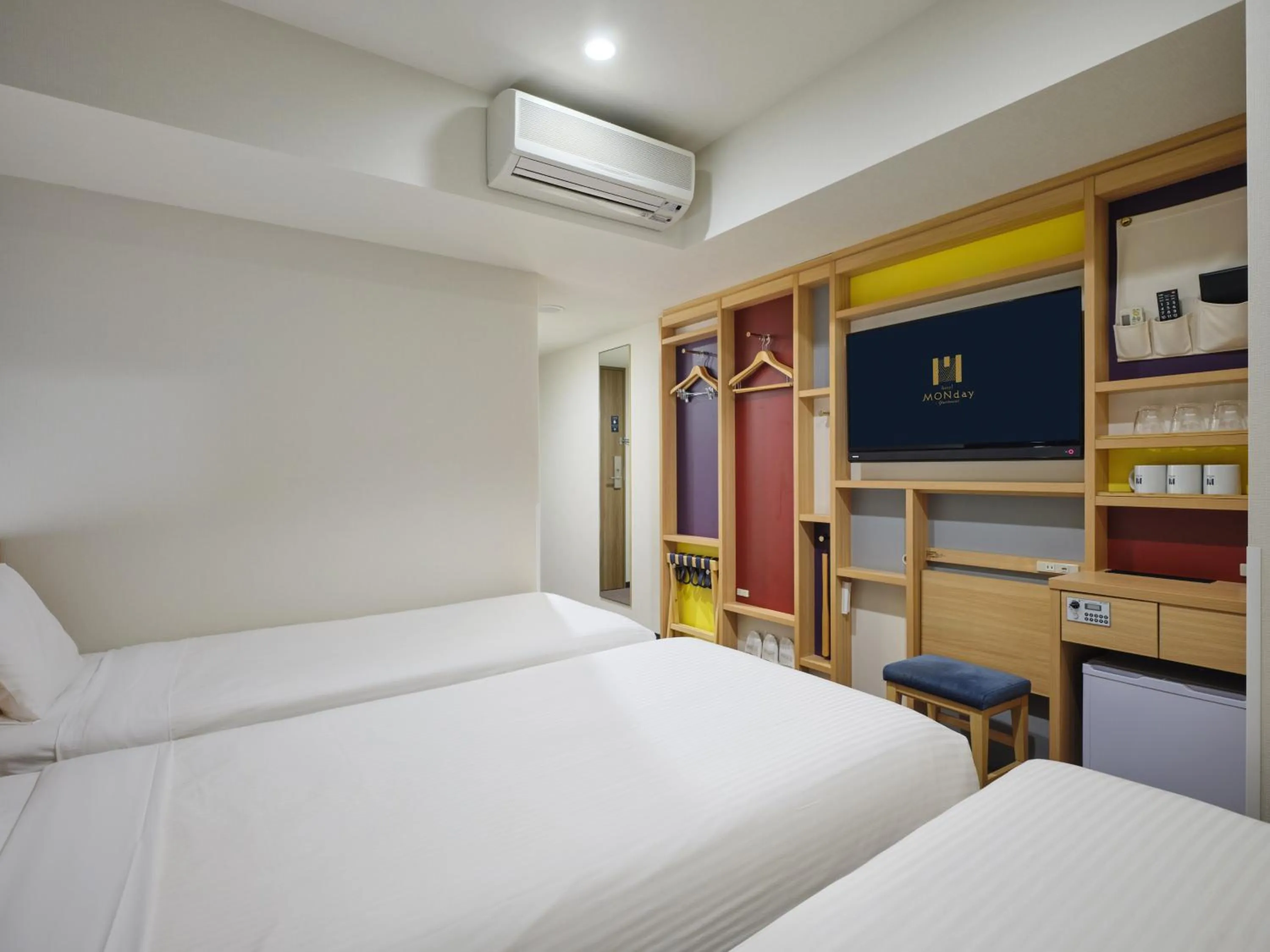 Bed in hotel MONday Tokyo Nishikasai