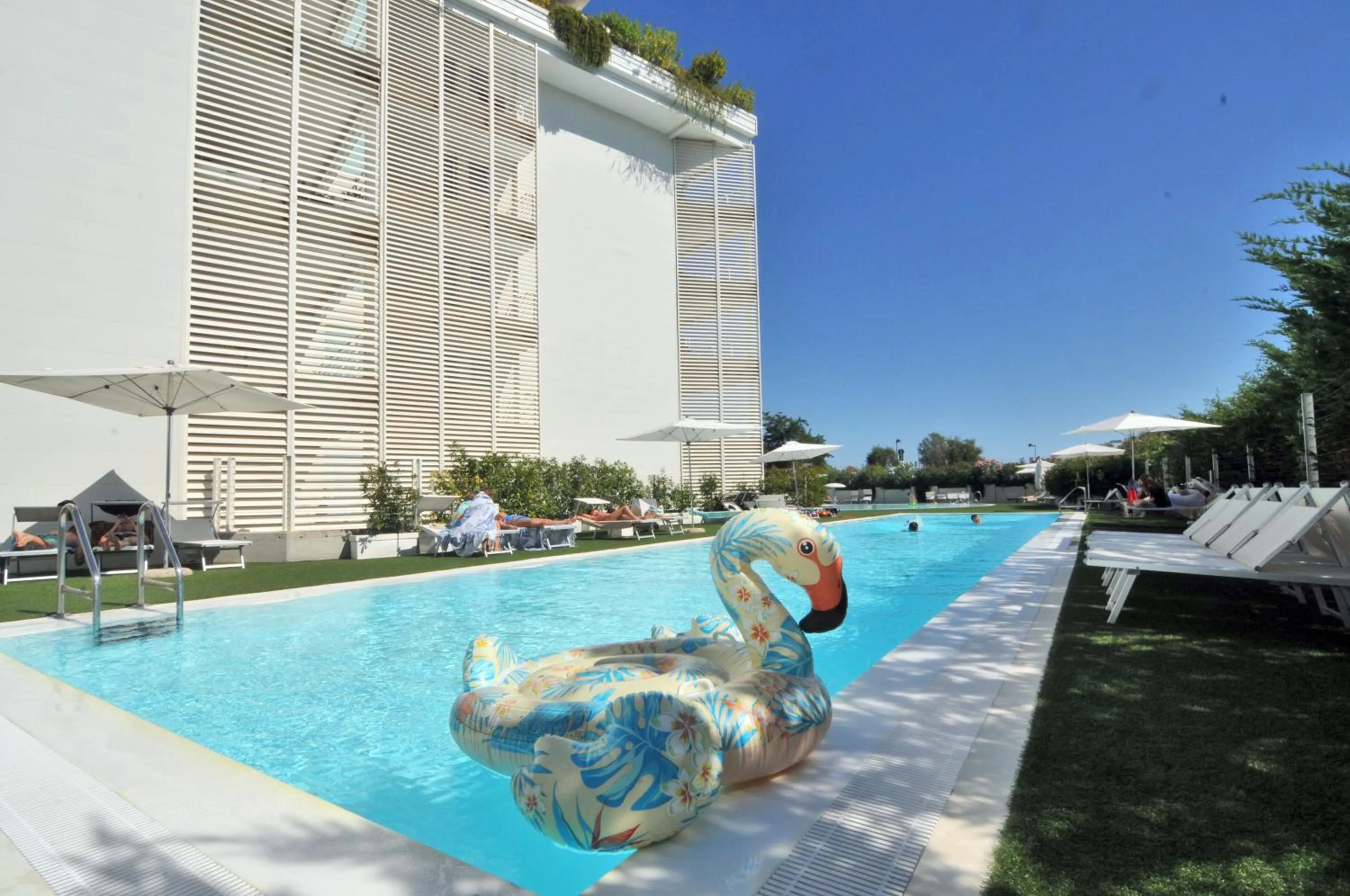 Swimming pool in Marina Verde Resort Official