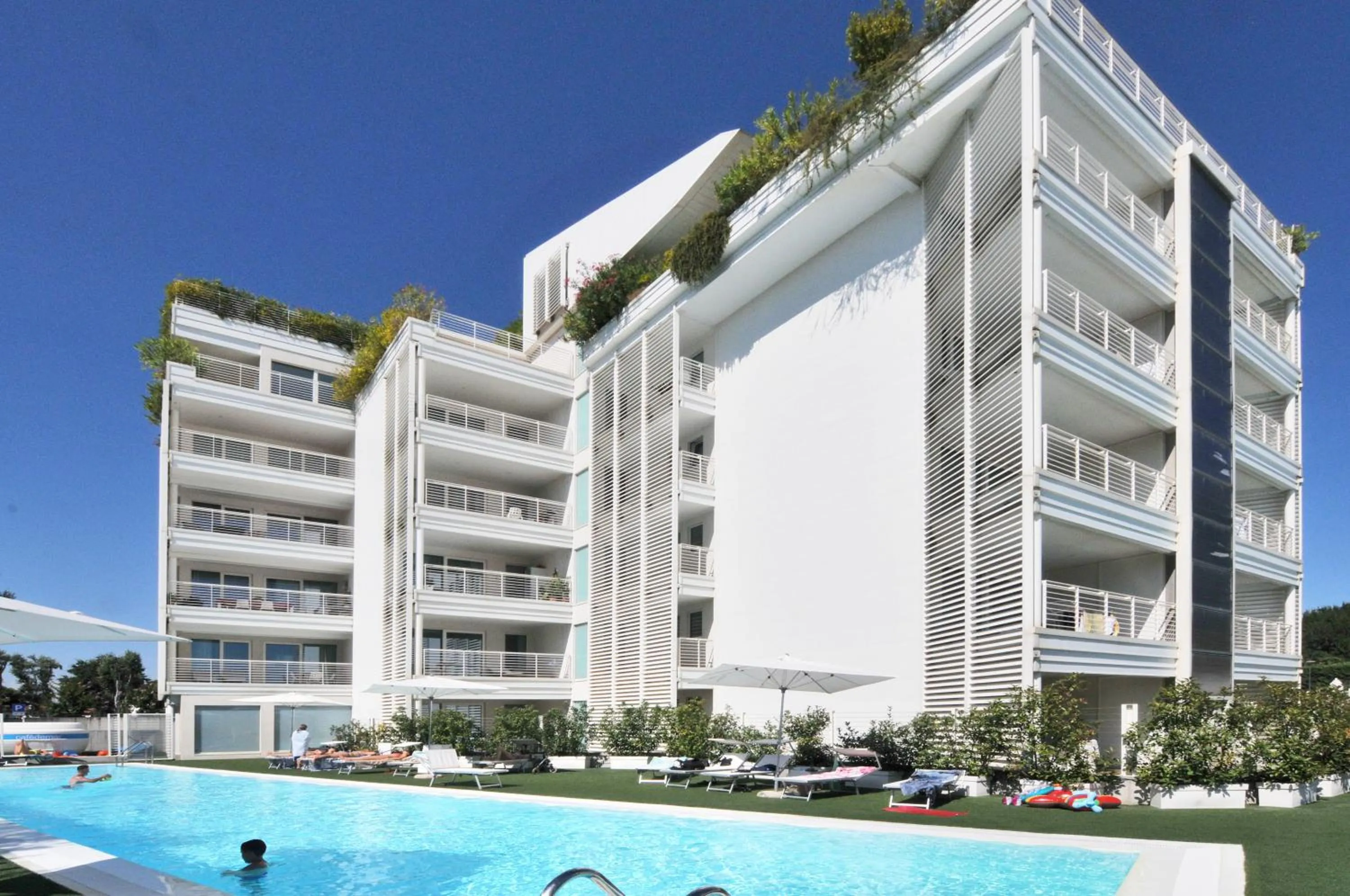 Swimming pool in Marina Verde Resort Official