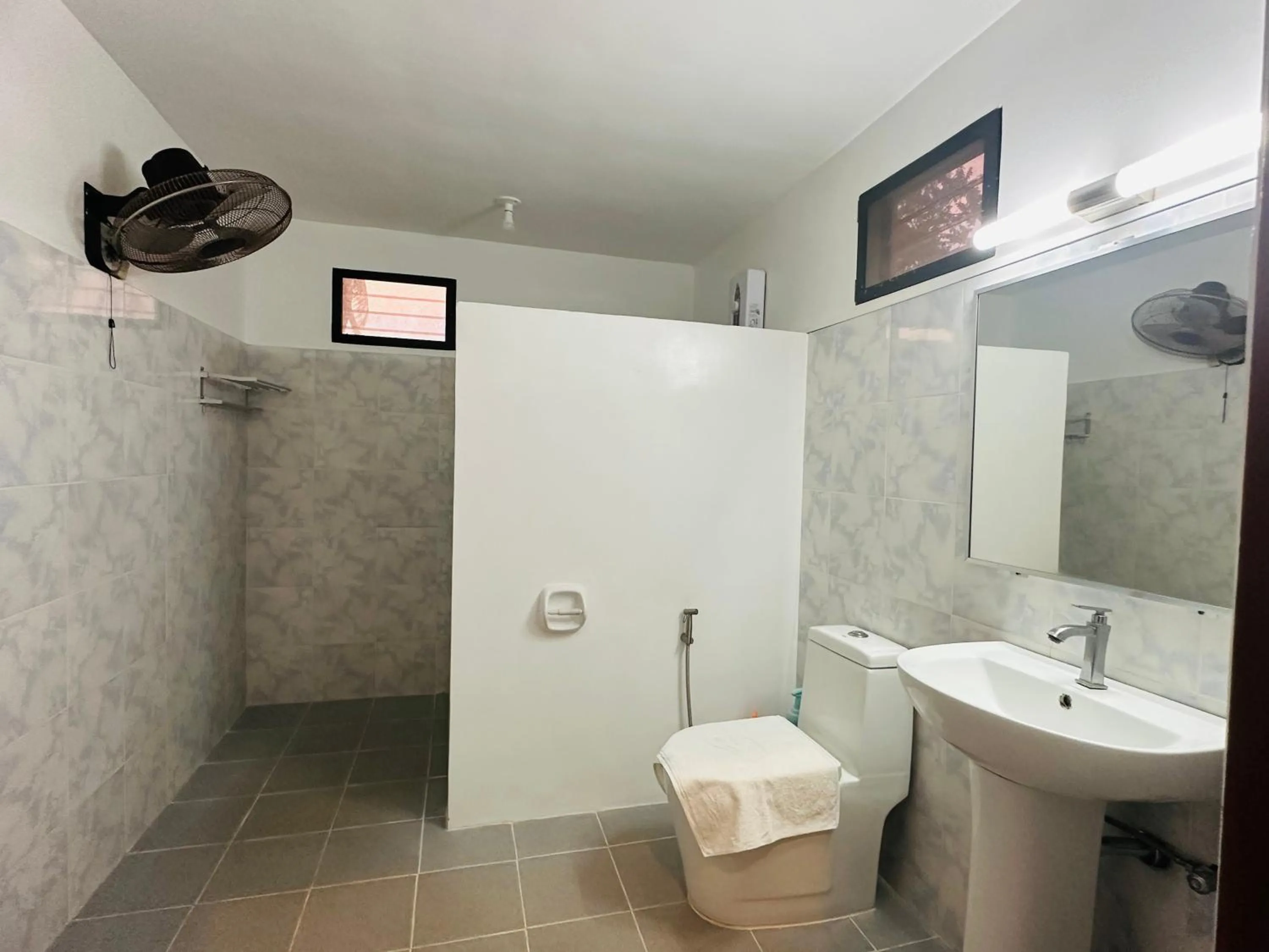 Toilet in Tongatok Cliff Resort