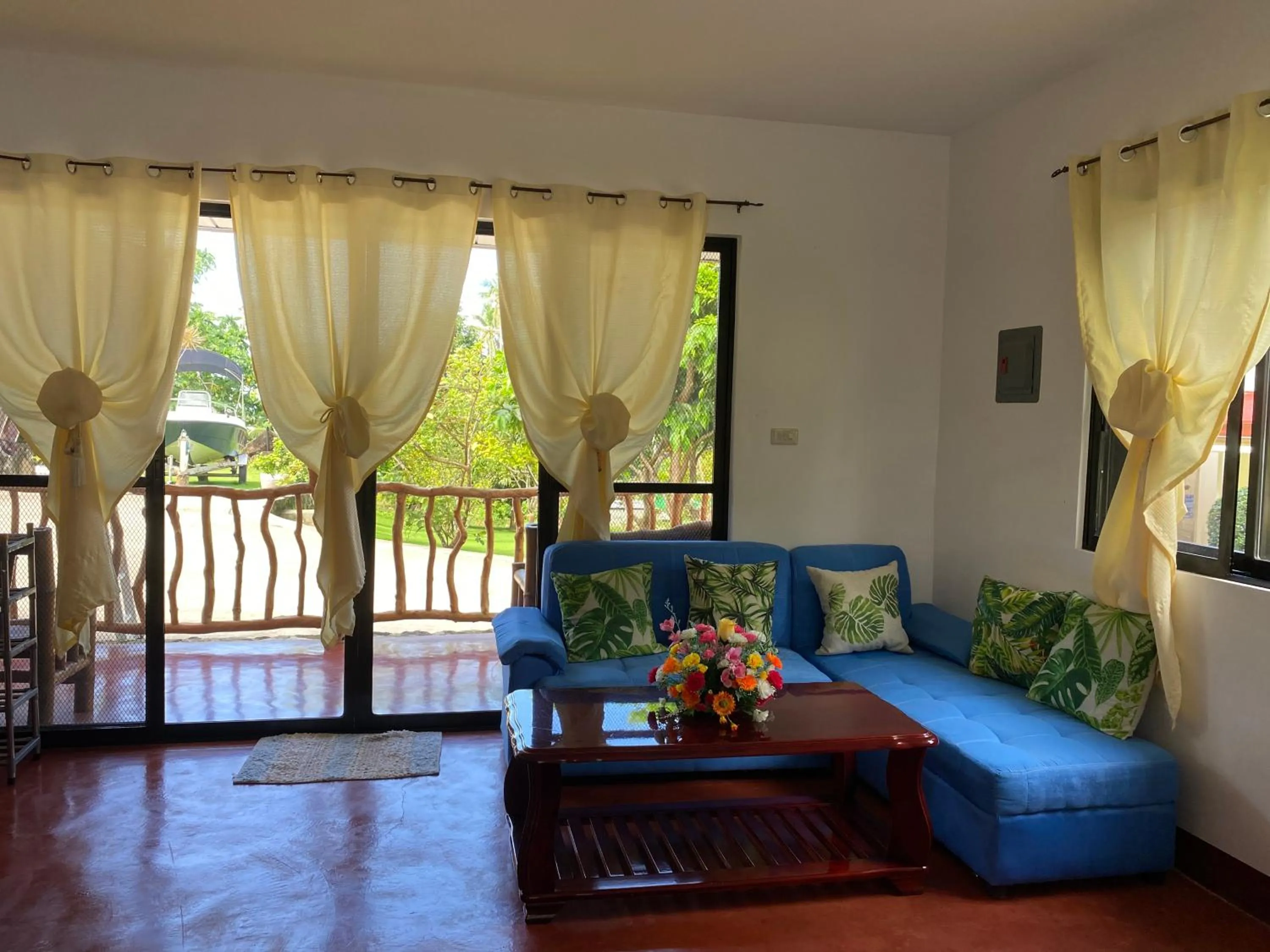 Seating area in Tongatok Cliff Resort