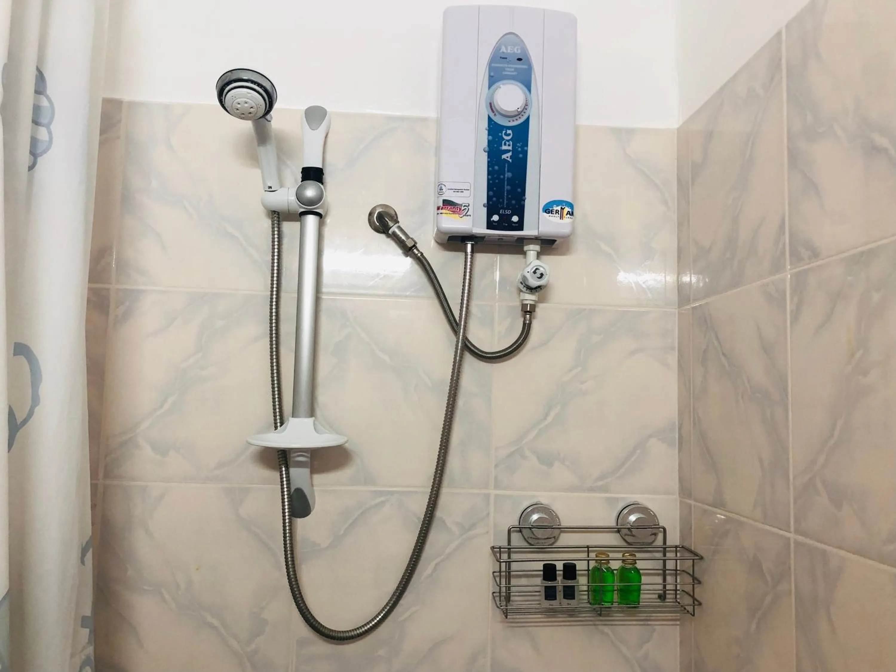 Shower in Tongatok Cliff Resort