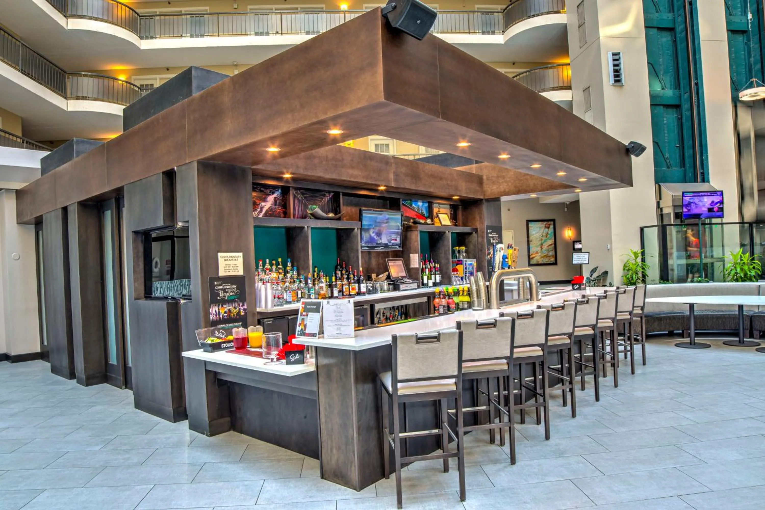 Lounge or bar in Embassy Suites by Hilton Indianapolis North