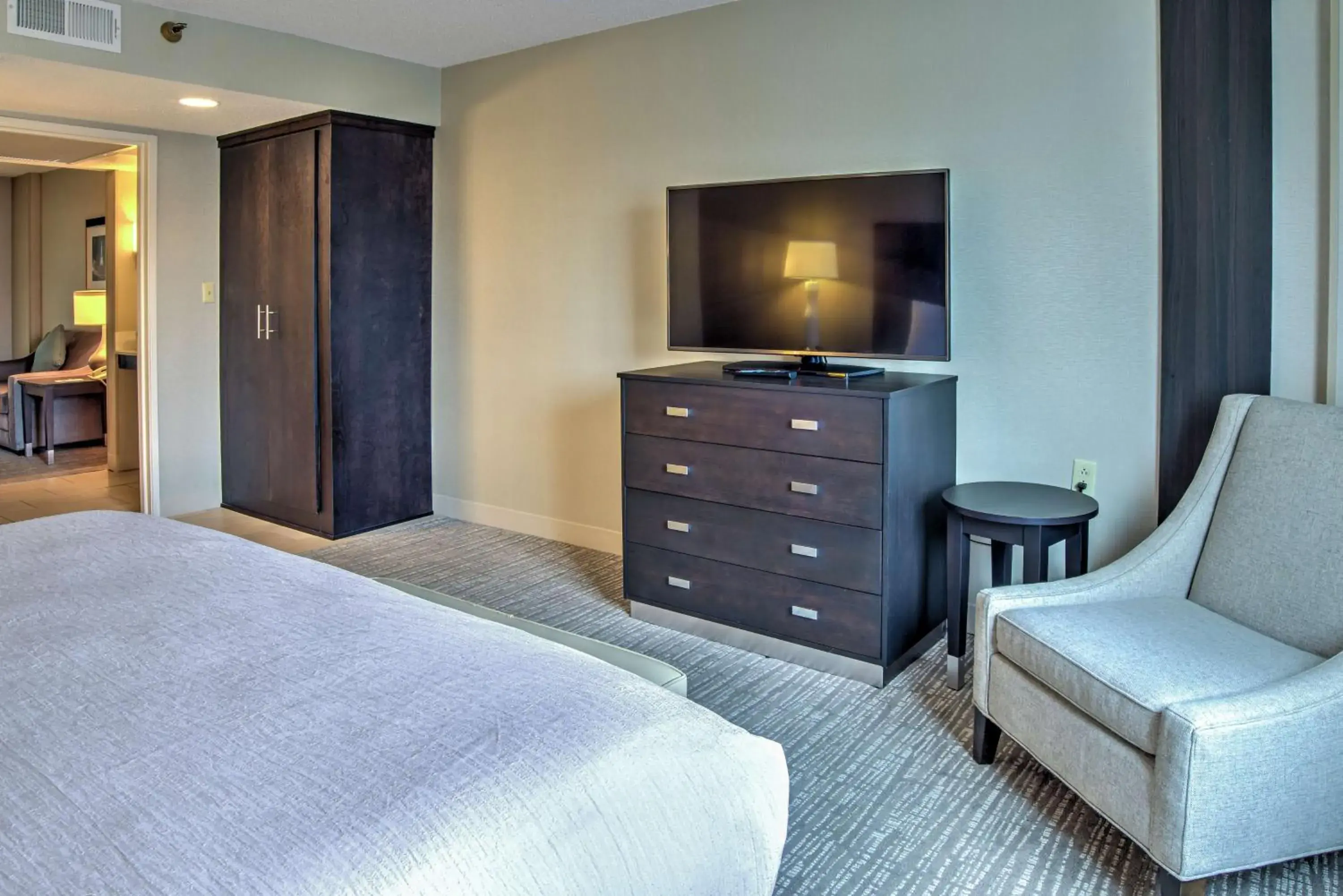 One-Bedroom King Suite with Tub - Mobility and Hearing Access/Non-Smoking in Embassy Suites by Hilton Indianapolis North One-Bedroom King Suite with Tub - Mobility and Hearing Access/Non-Smoking in Embassy Suites by Hilton Indianapolis North