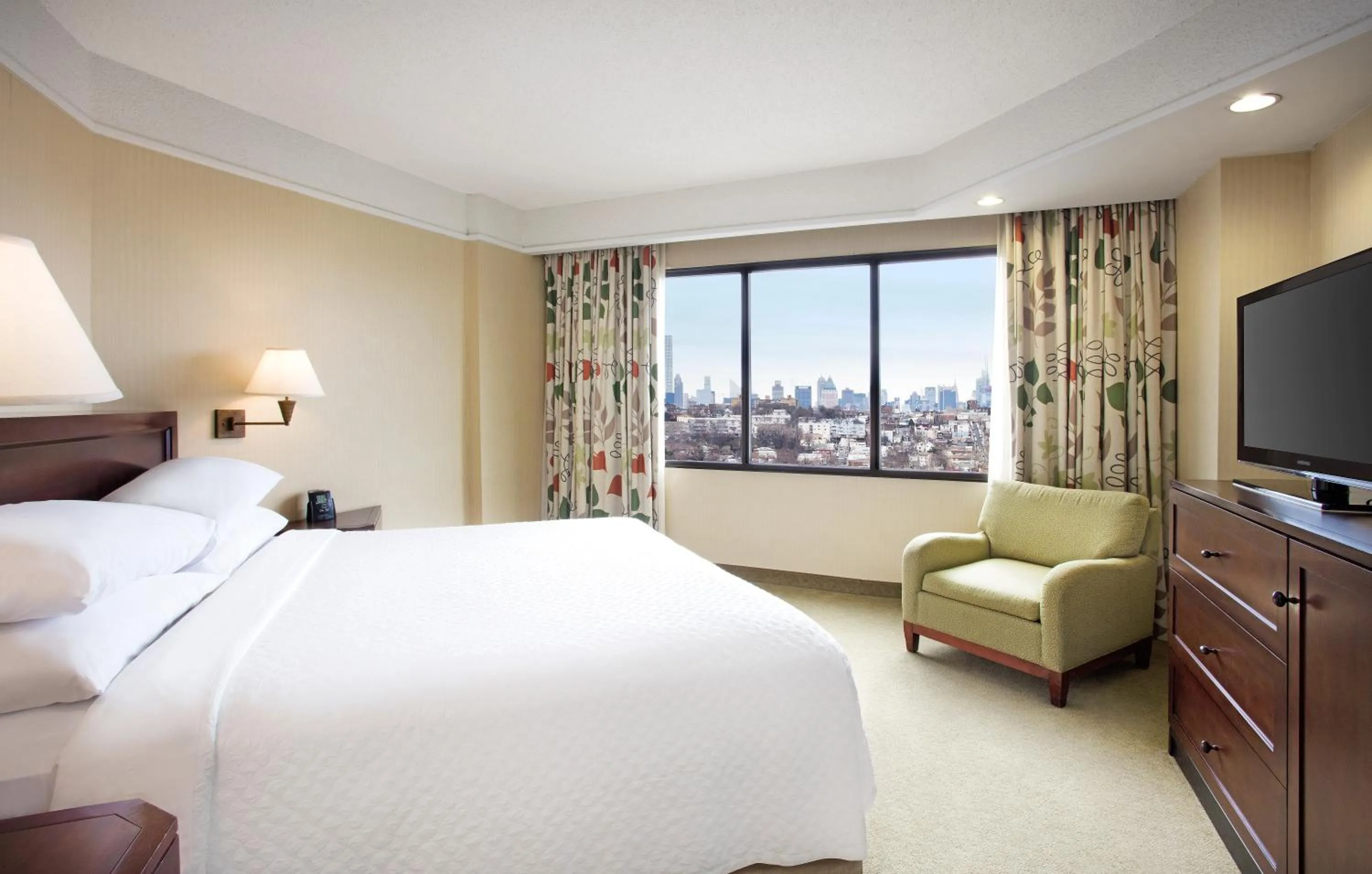 Bedroom in Embassy Suites Secaucus - Meadowlands