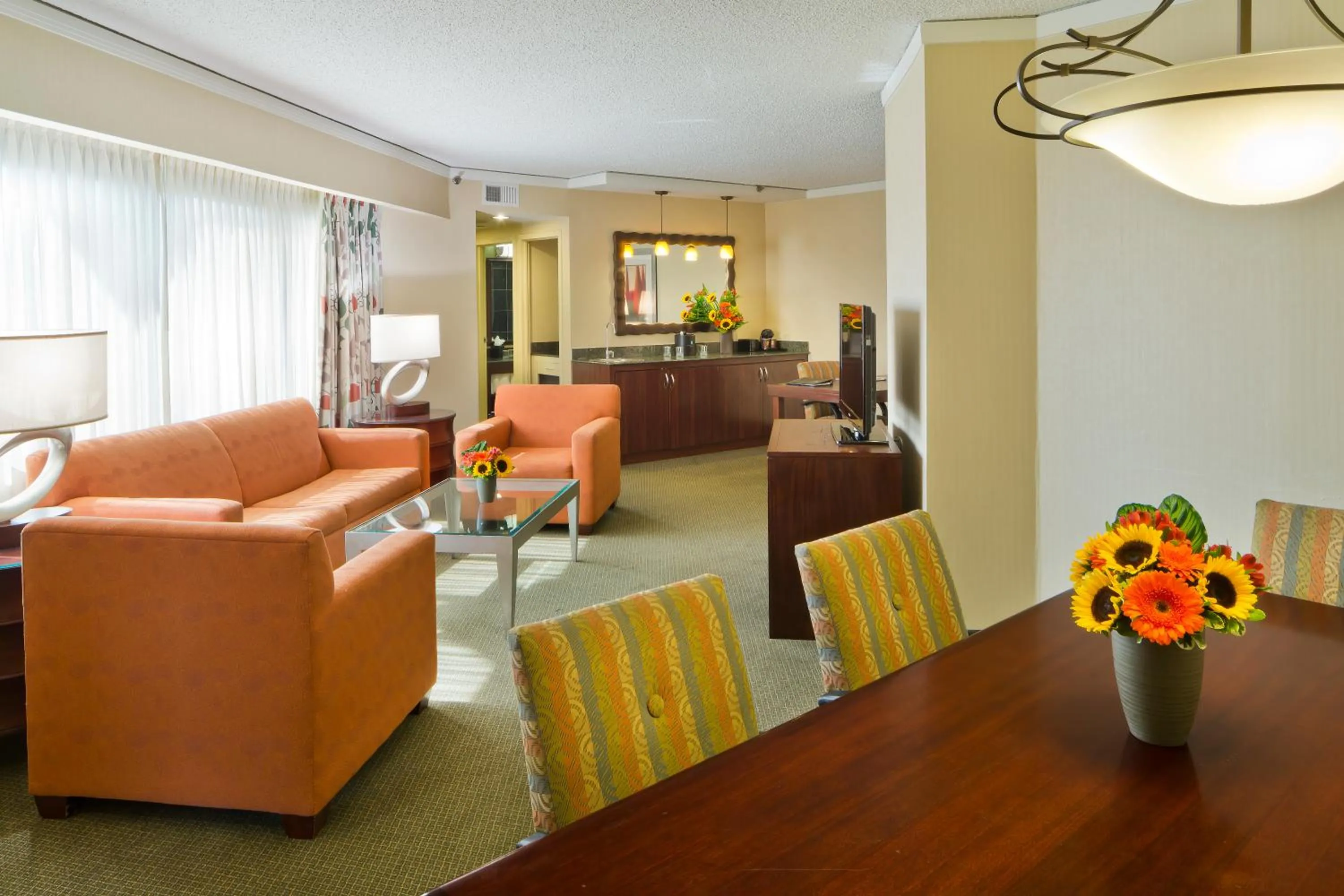 Living room, Seating Area in Embassy Suites Secaucus - Meadowlands