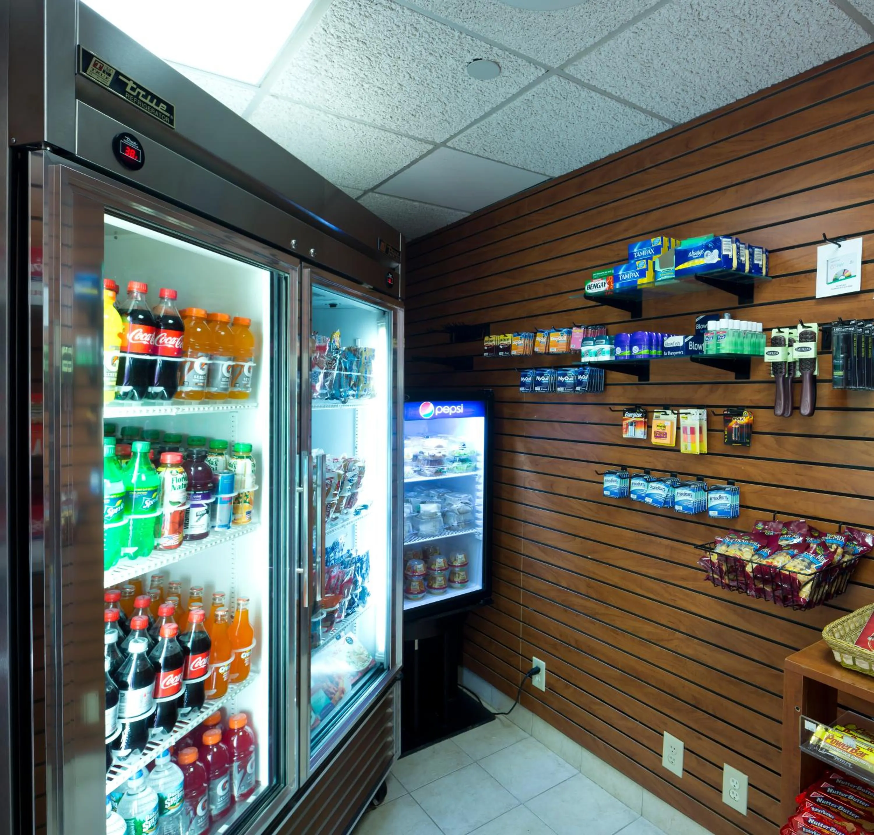 On-site shops, Supermarket/Shops in Embassy Suites Secaucus - Meadowlands