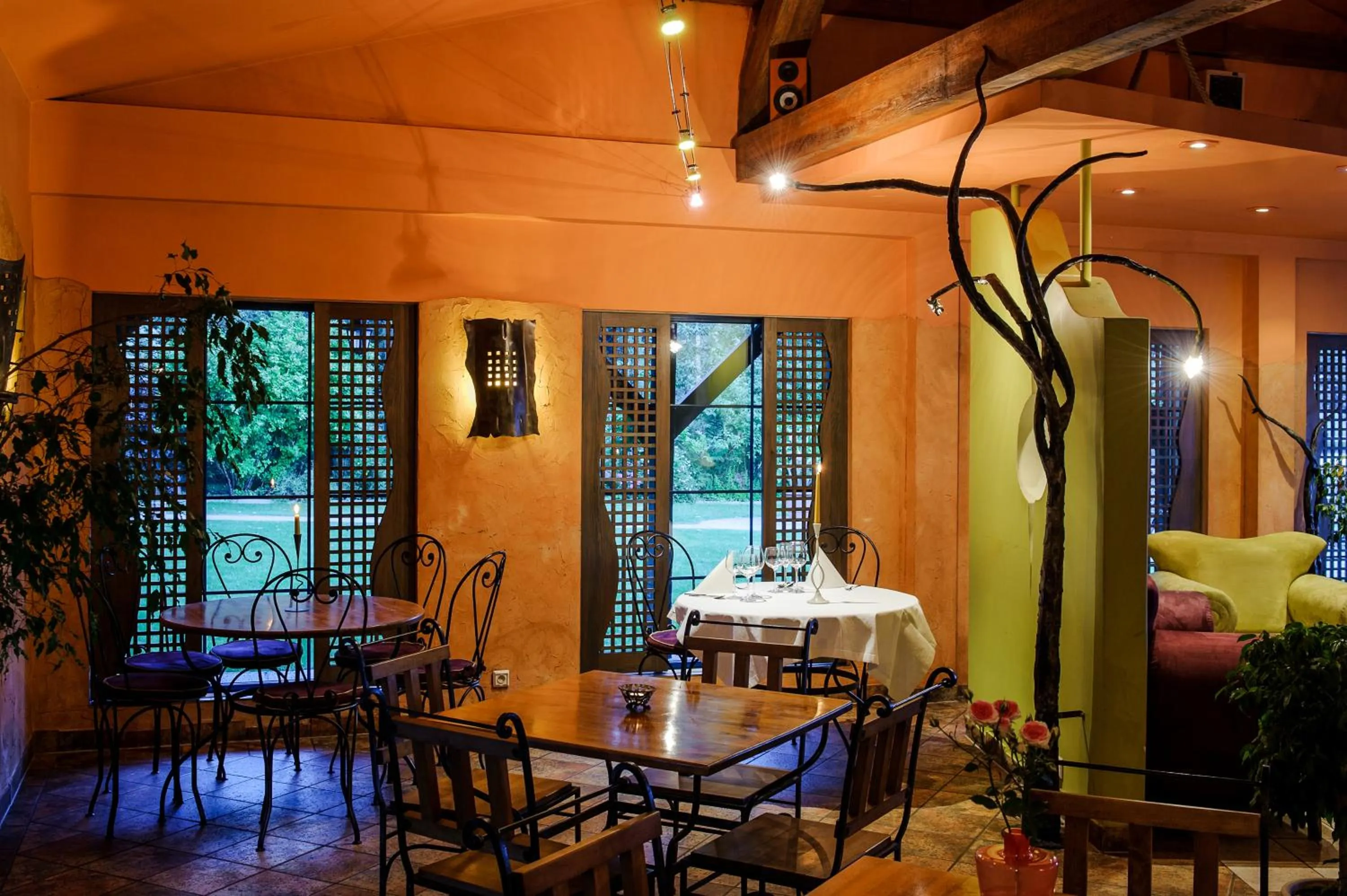 Restaurant/places to eat in Hotel Active