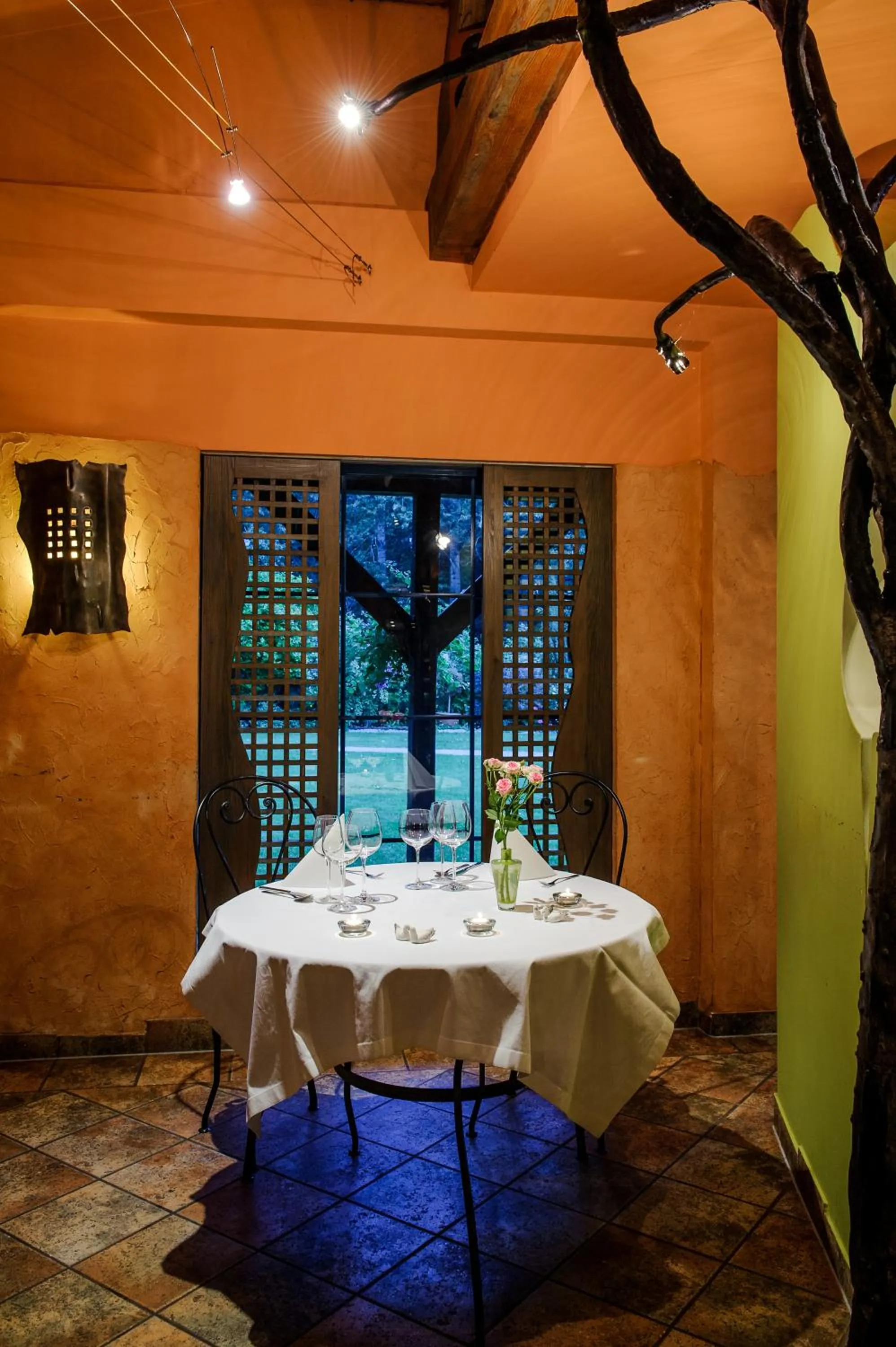 Restaurant/places to eat in Hotel Active