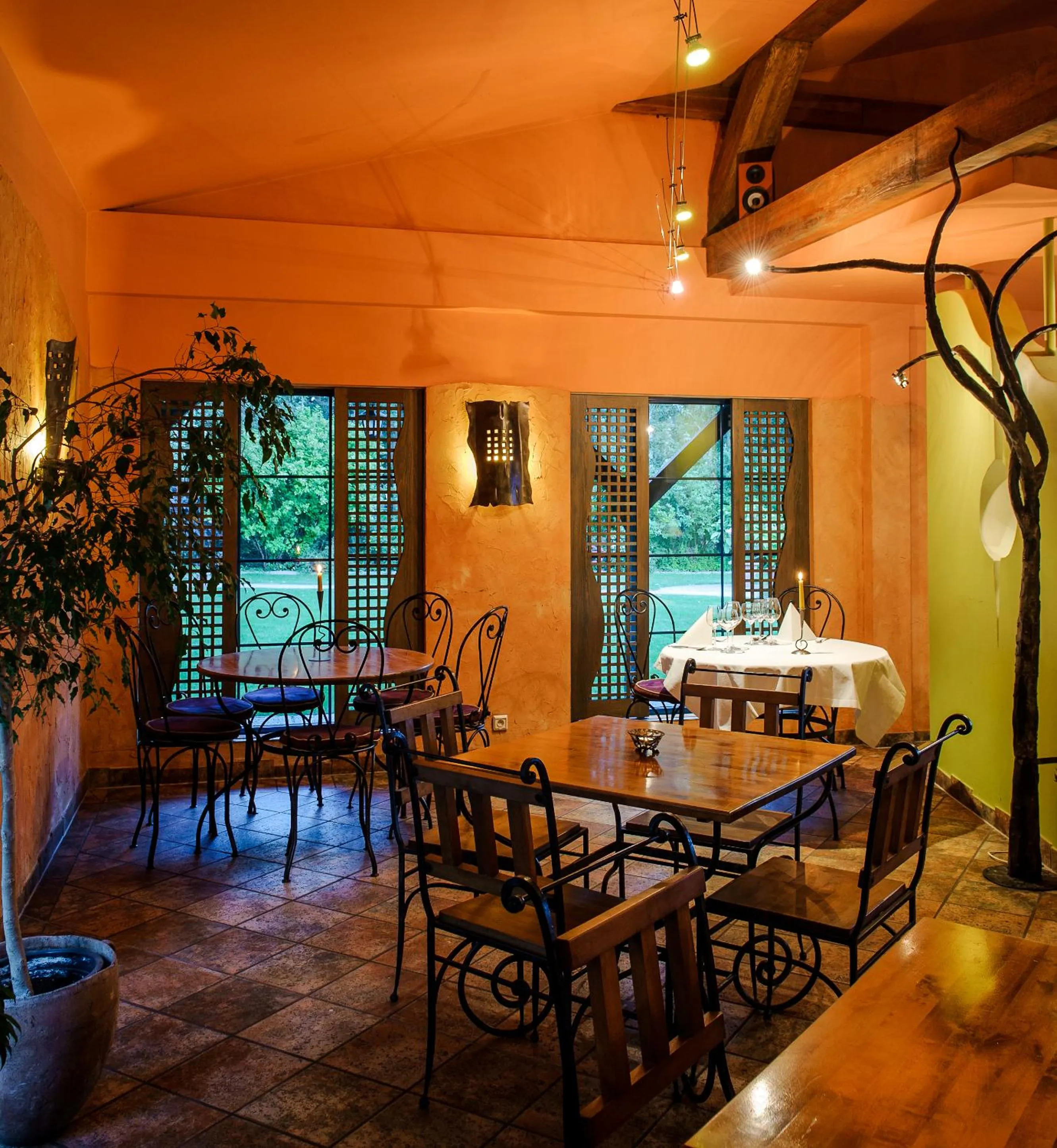 Restaurant/places to eat in Hotel Active