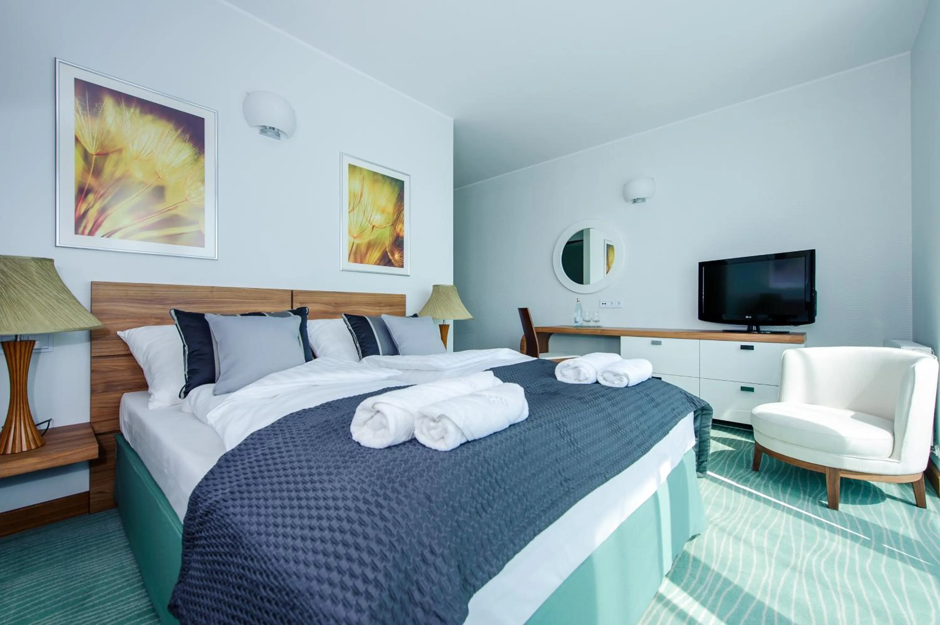 Bedroom, Bed in Hotel Active