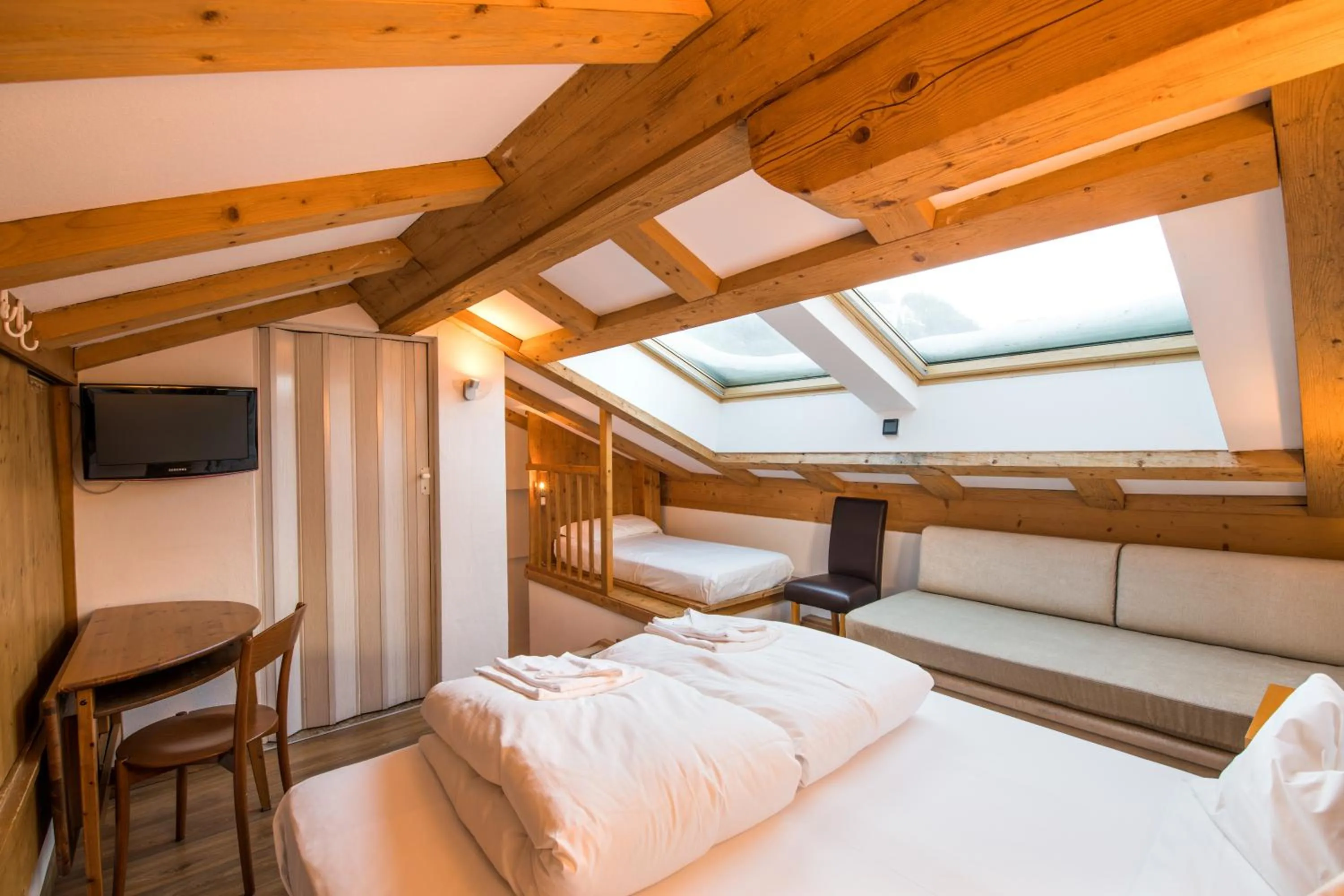 Bed in La Tambra - Residence - Central with Restaurant