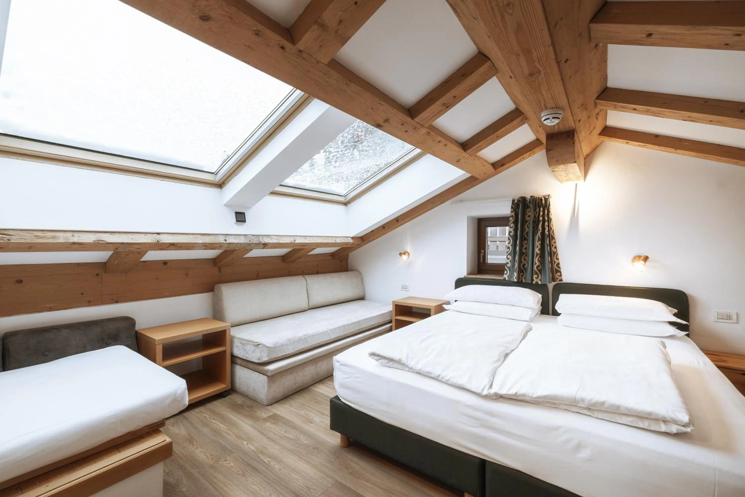 Bed in La Tambra - Residence - Central with Restaurant