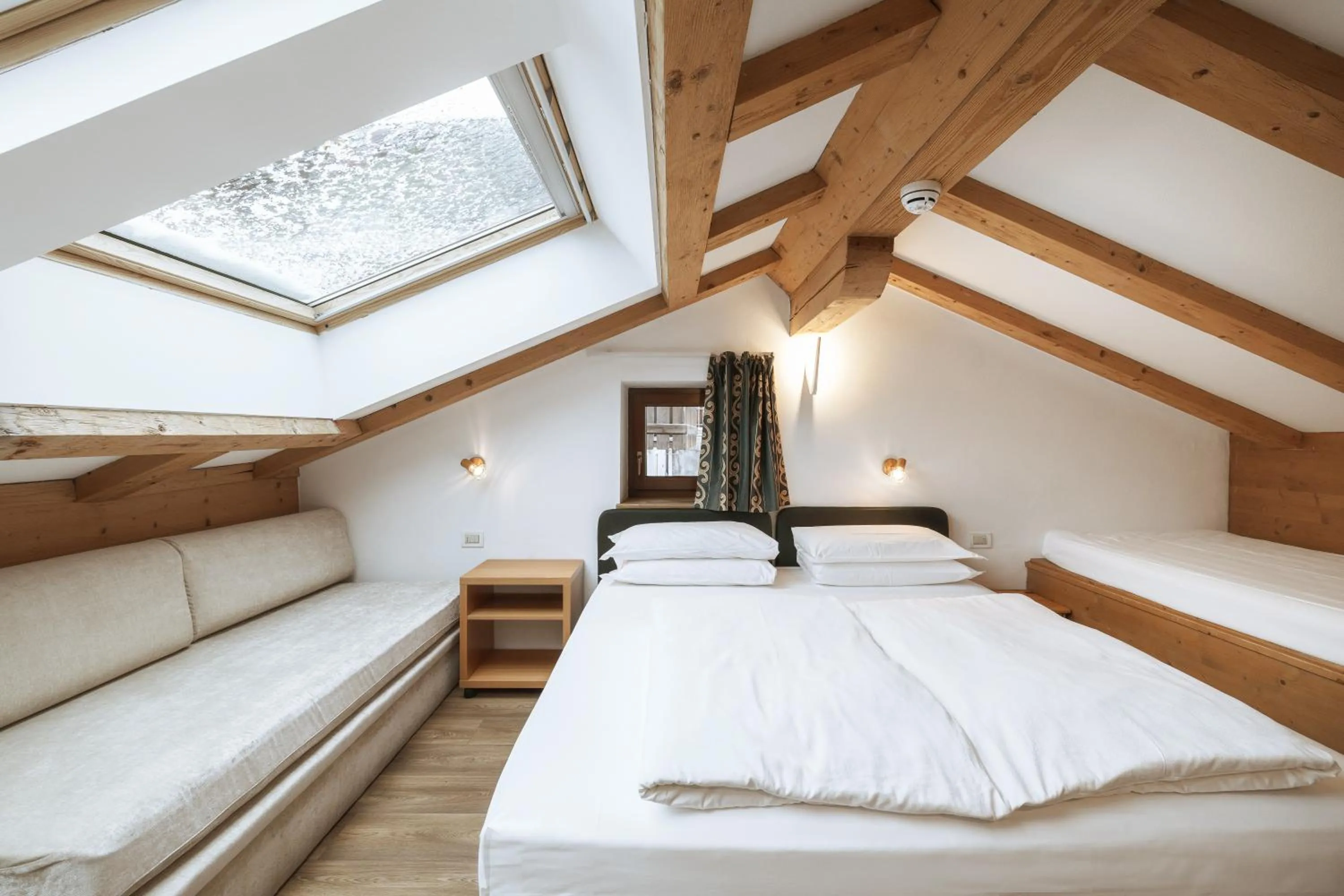 Bed in La Tambra - Residence - Central with Restaurant