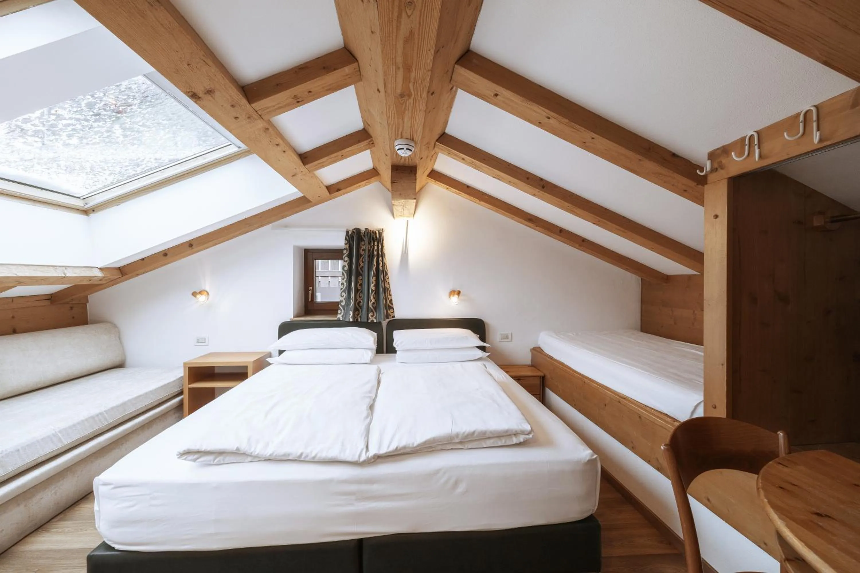 Bed in La Tambra - Residence - Central with Restaurant