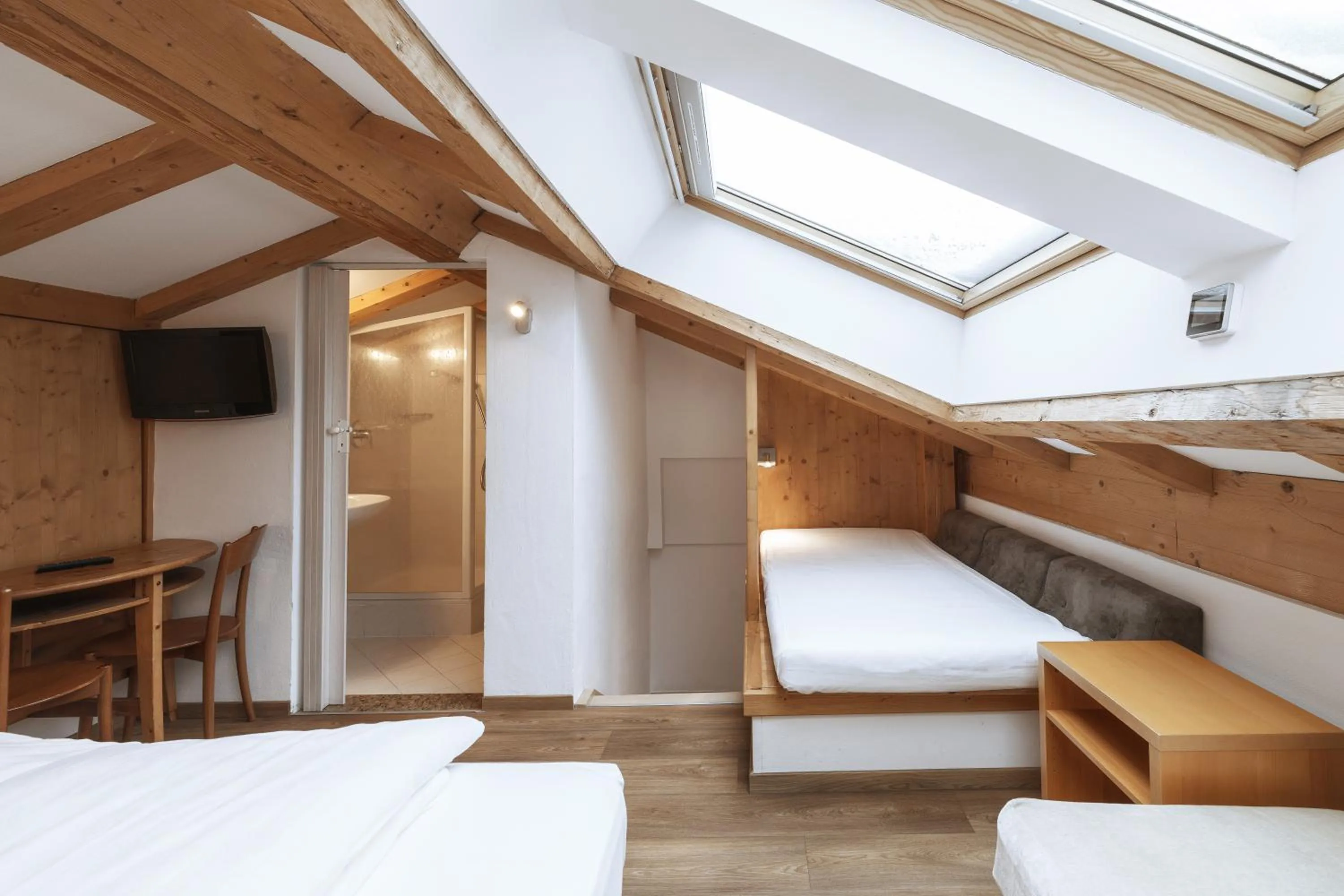 Bed in La Tambra - Residence - Central with Restaurant