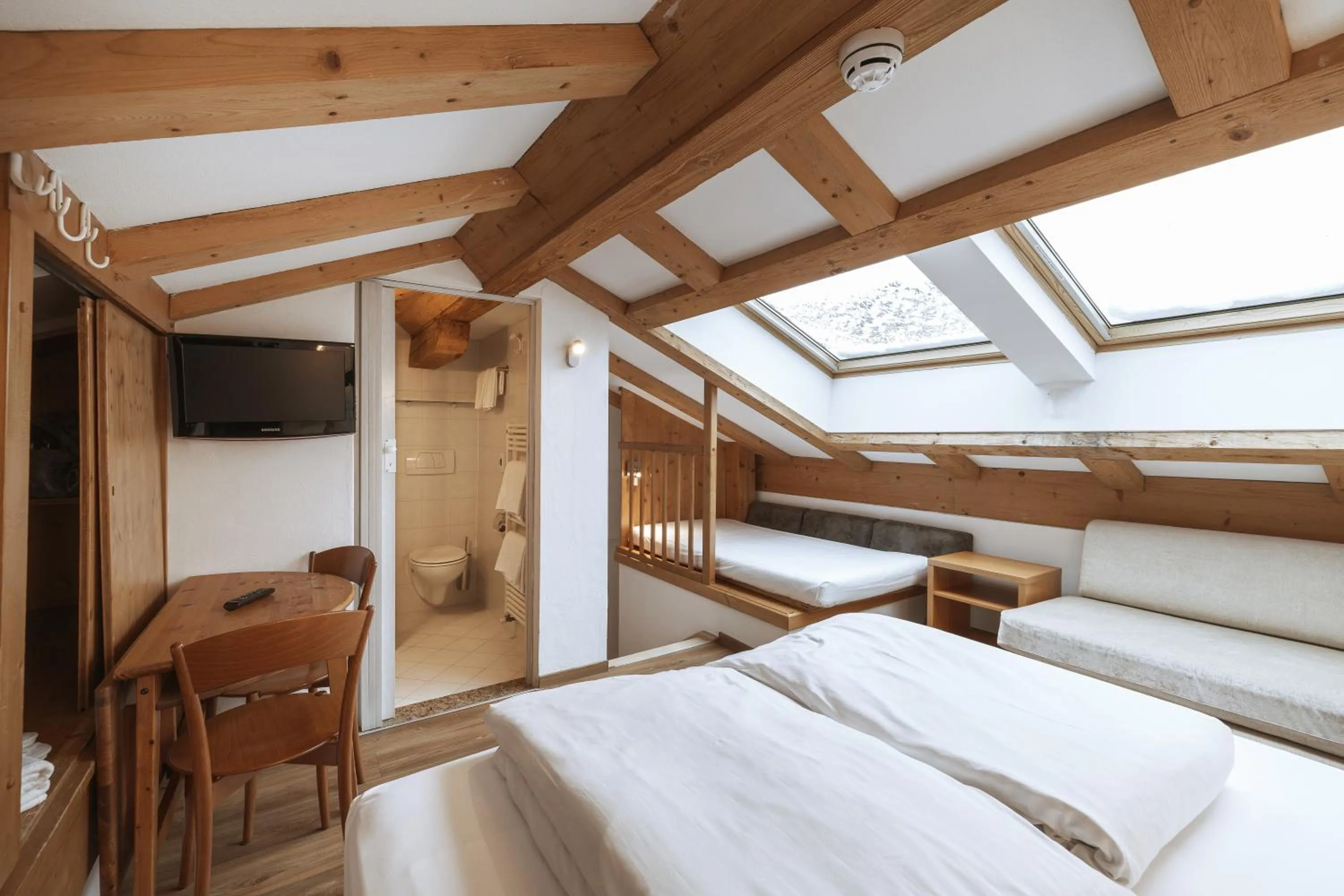 Bed in La Tambra - Residence - Central with Restaurant