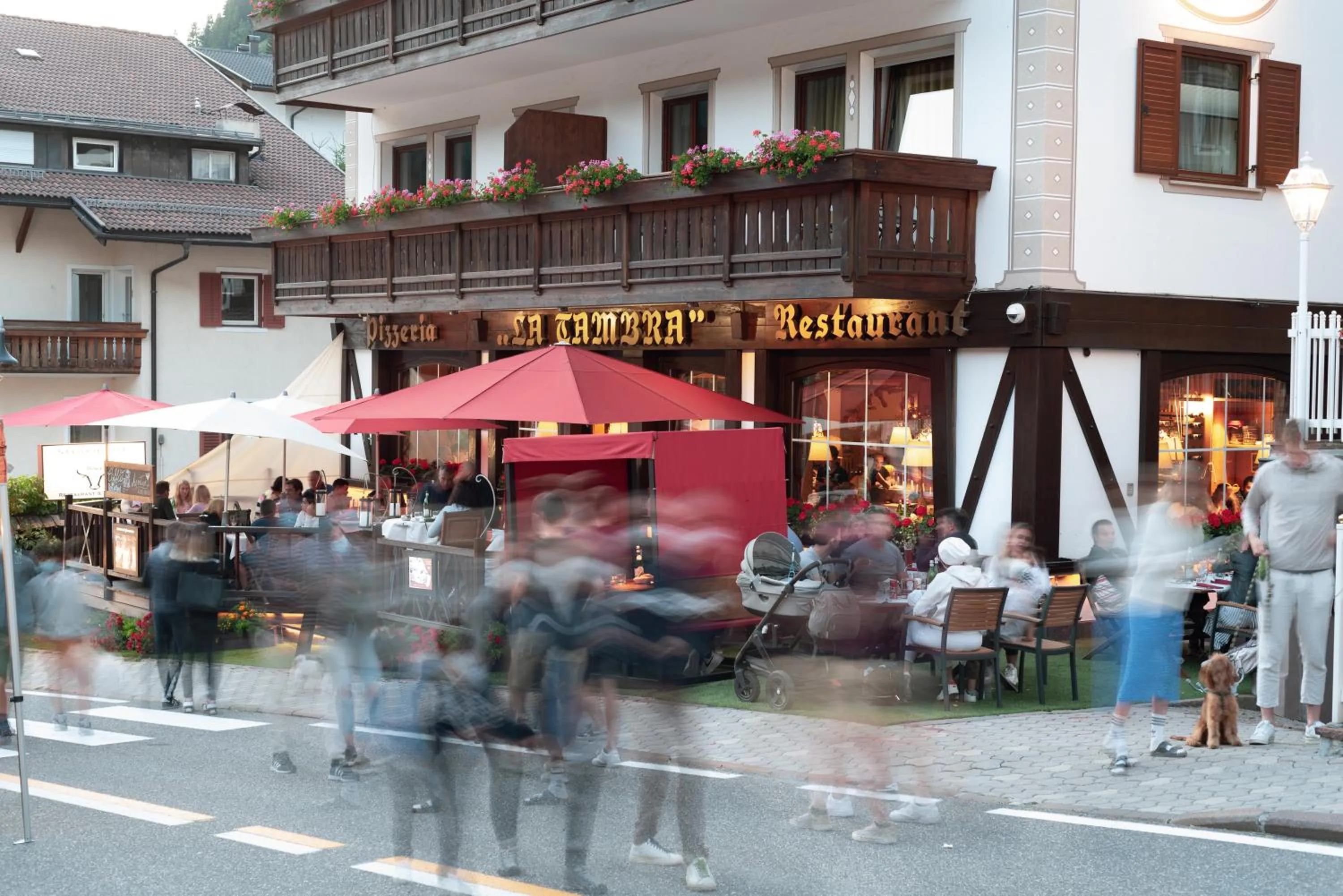 People in La Tambra - Residence - Central with Restaurant