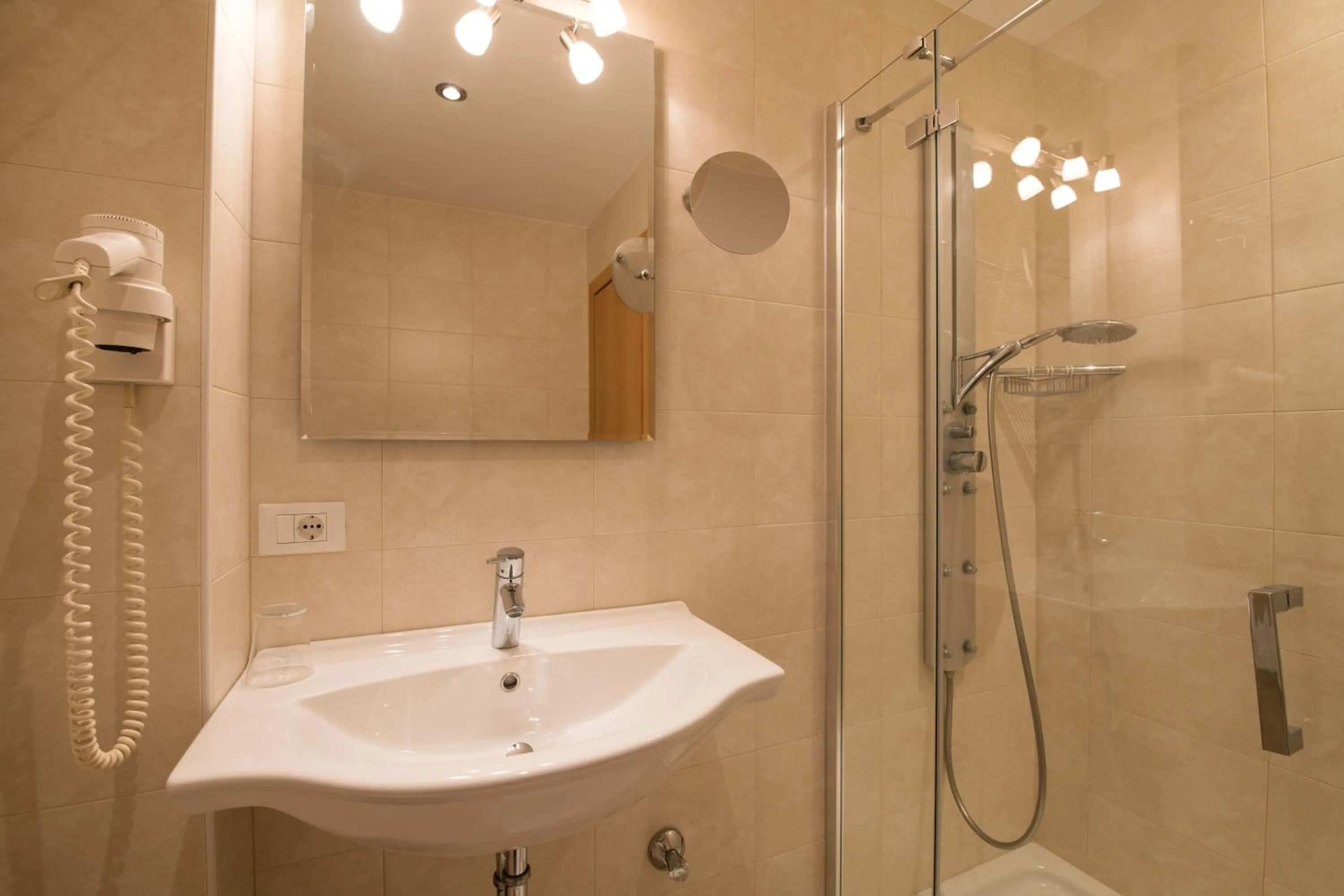 Shower in La Tambra - Residence - Central with Restaurant
