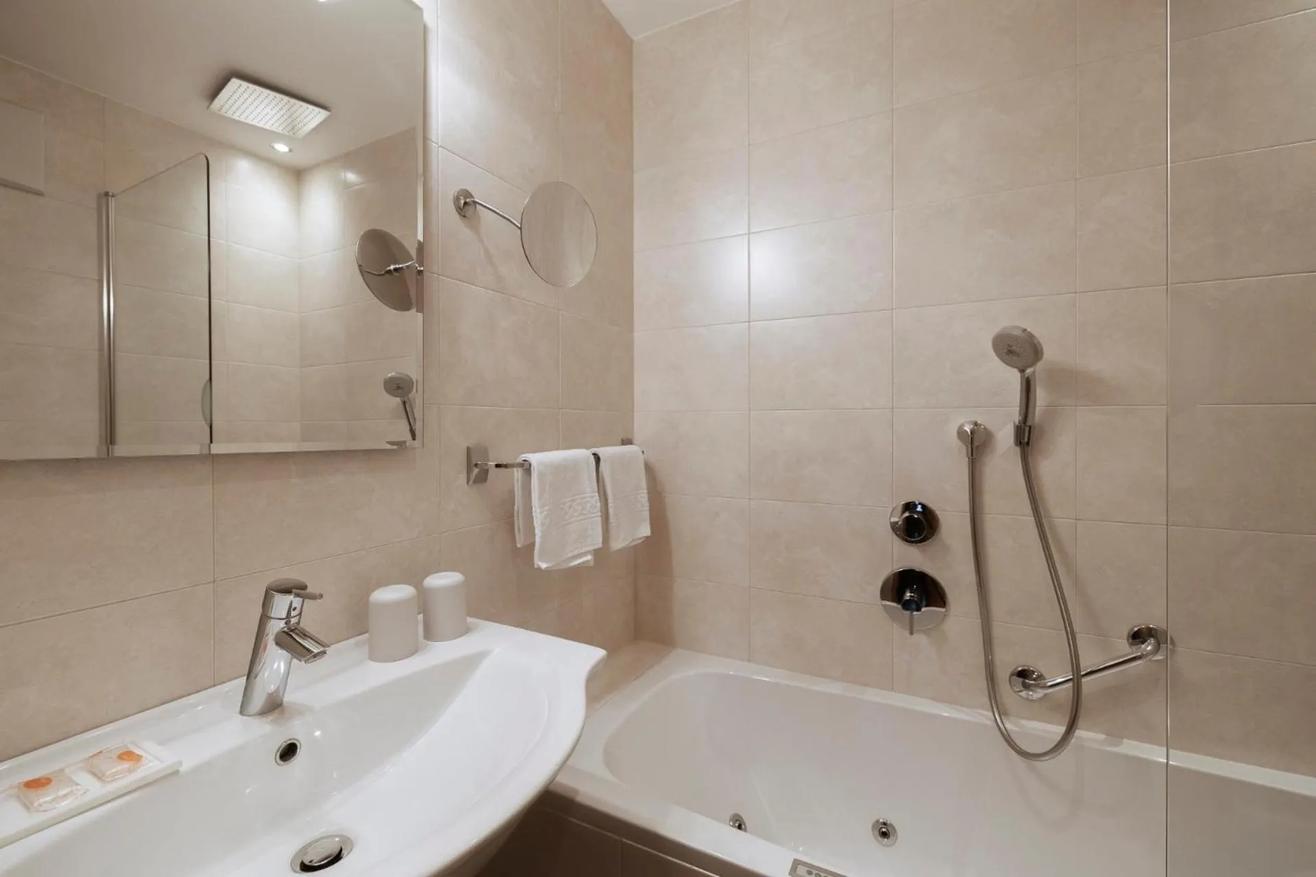 La Tambra - Residence - Central with Restaurant