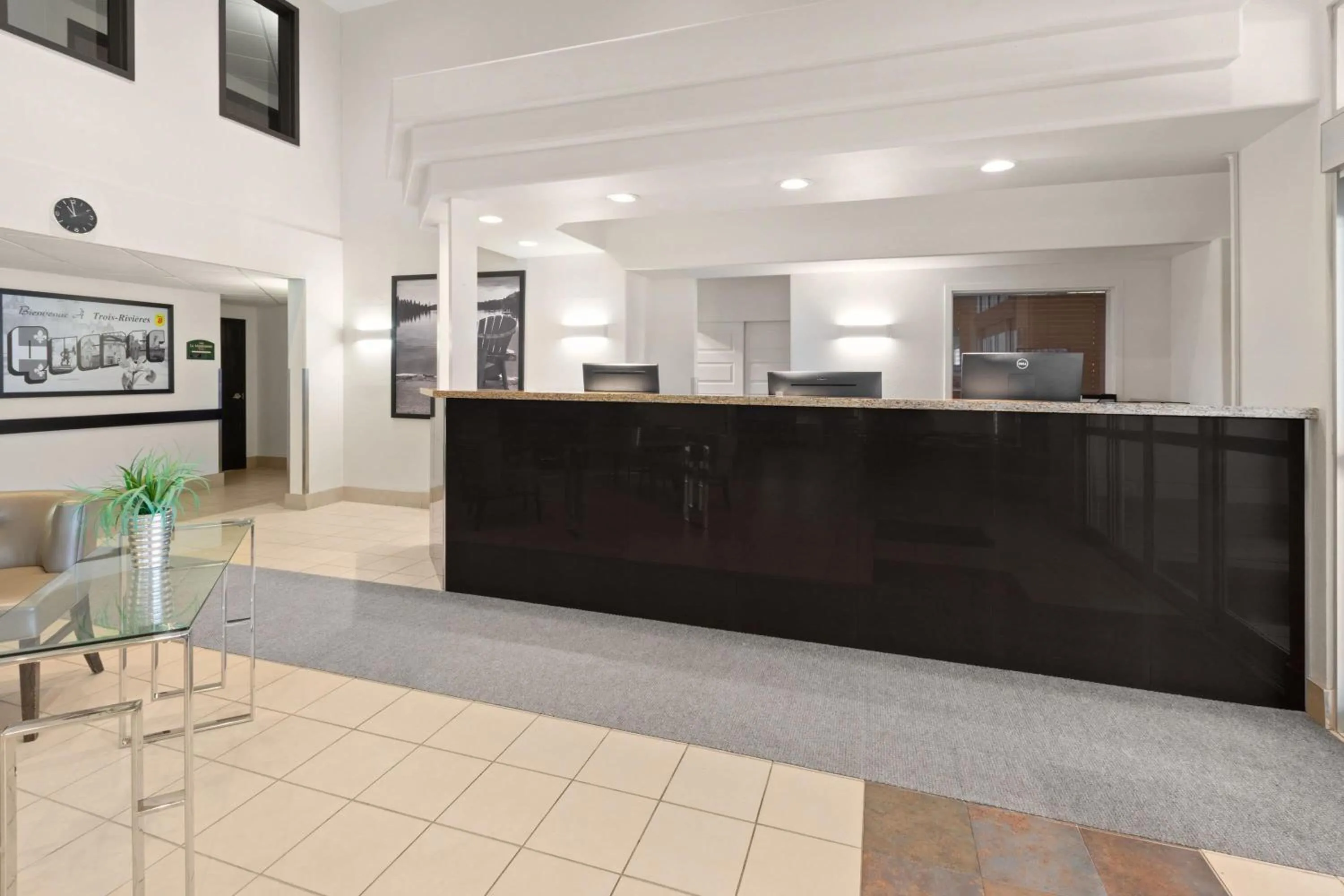 Lobby or reception in Super 8 by Wyndham Trois-Rivieres