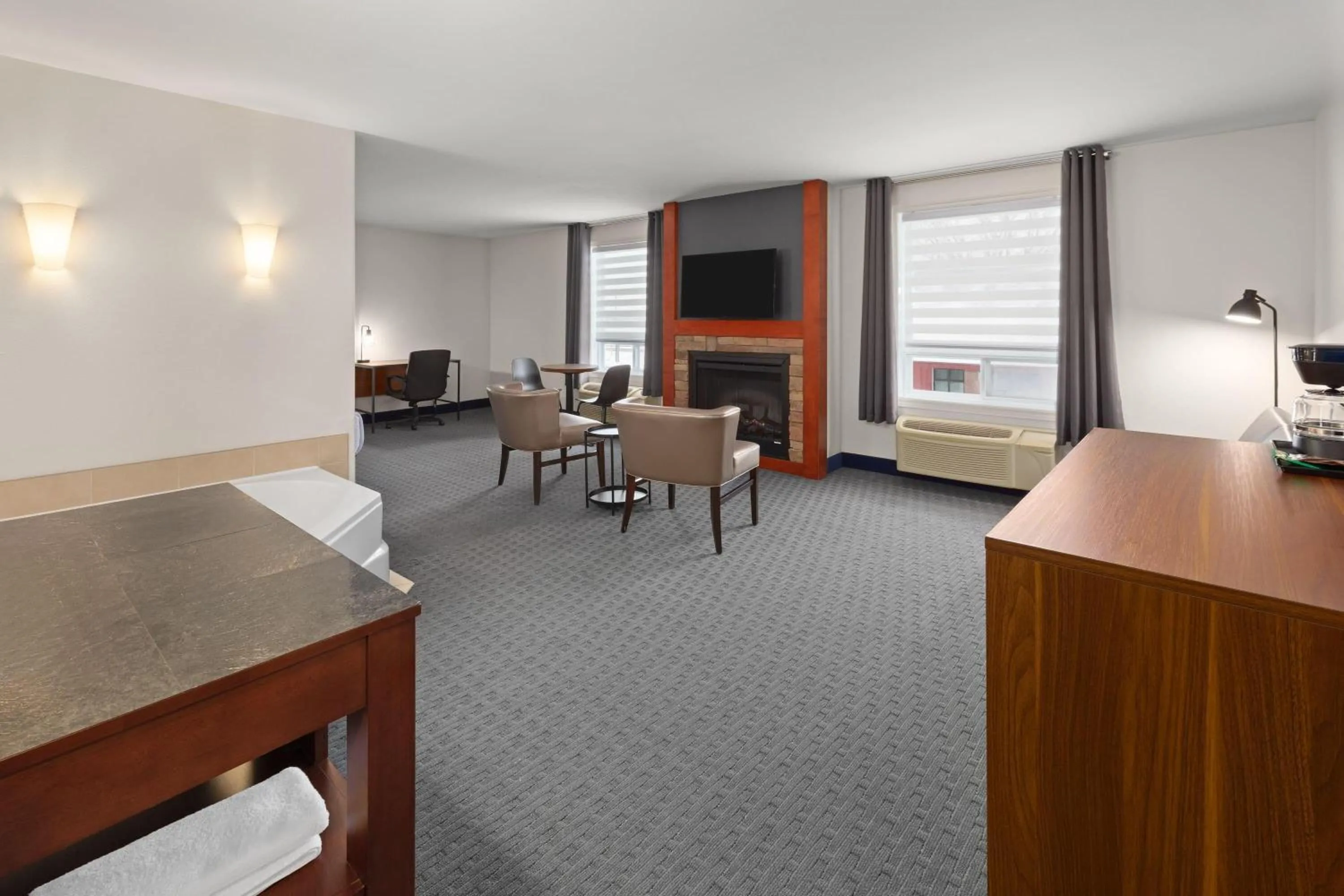 Bath, Bed in Super 8 by Wyndham Trois-Rivieres