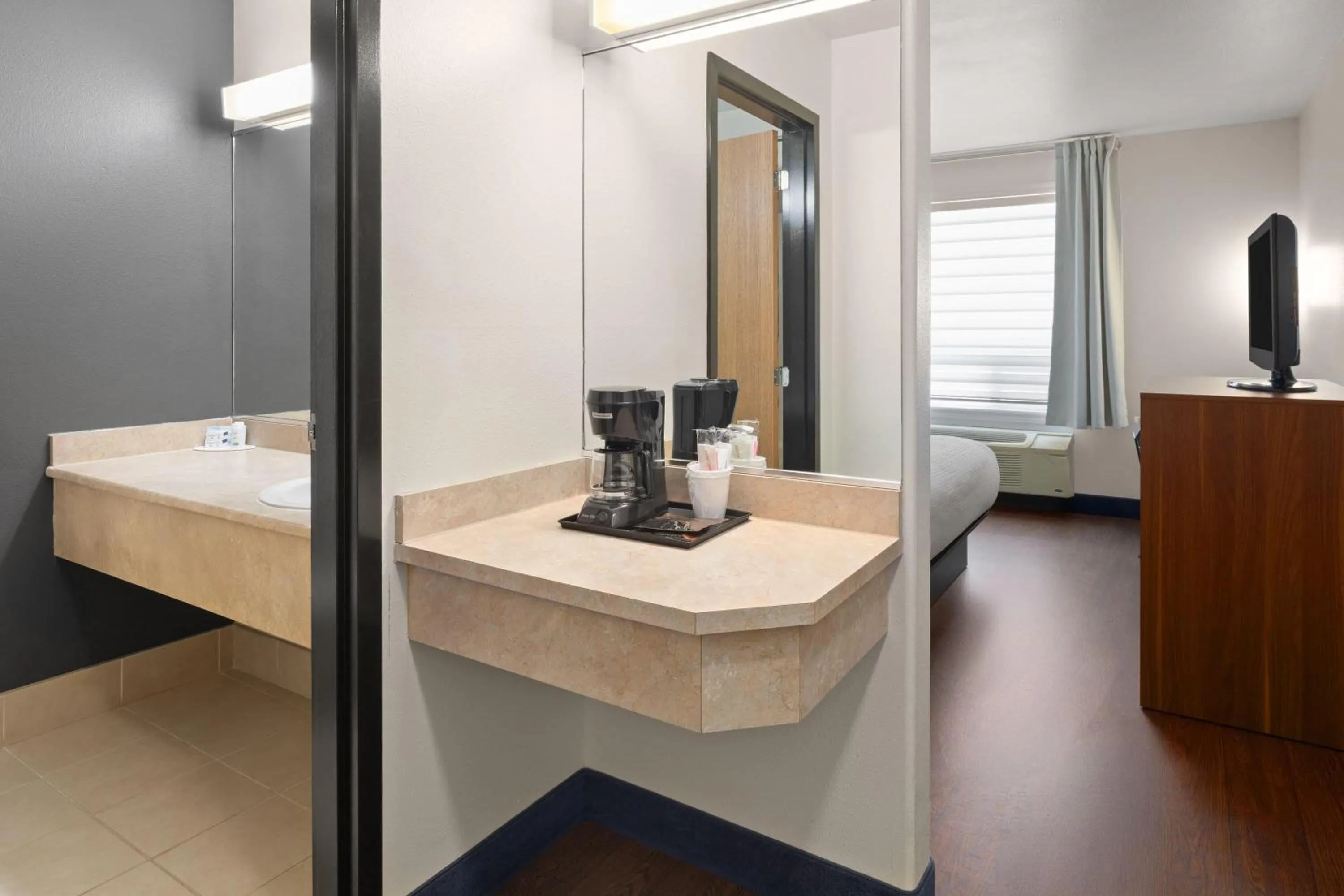 Photo of the whole room, Bed in Super 8 by Wyndham Trois-Rivieres