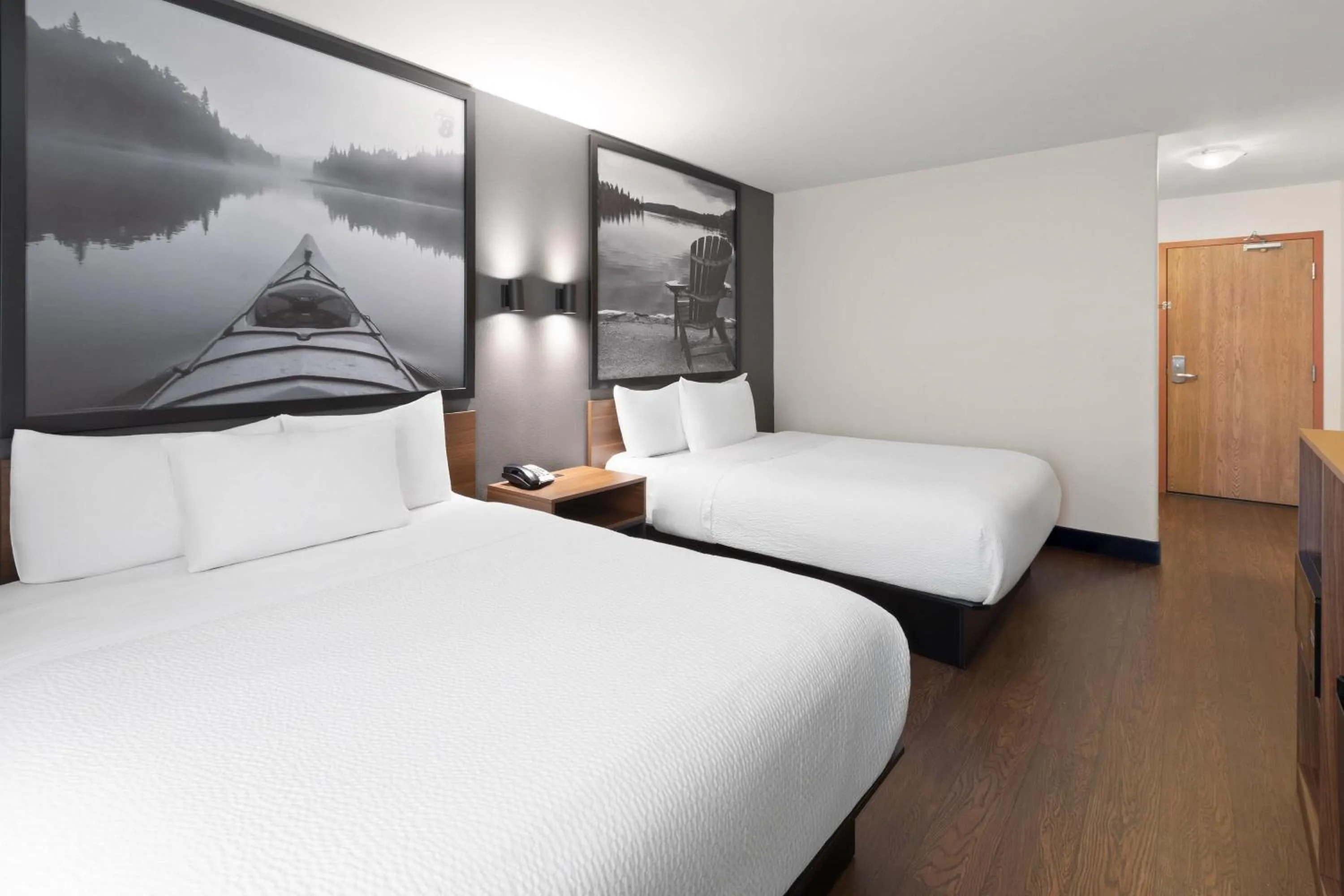 Photo of the whole room, Bed in Super 8 by Wyndham Trois-Rivieres